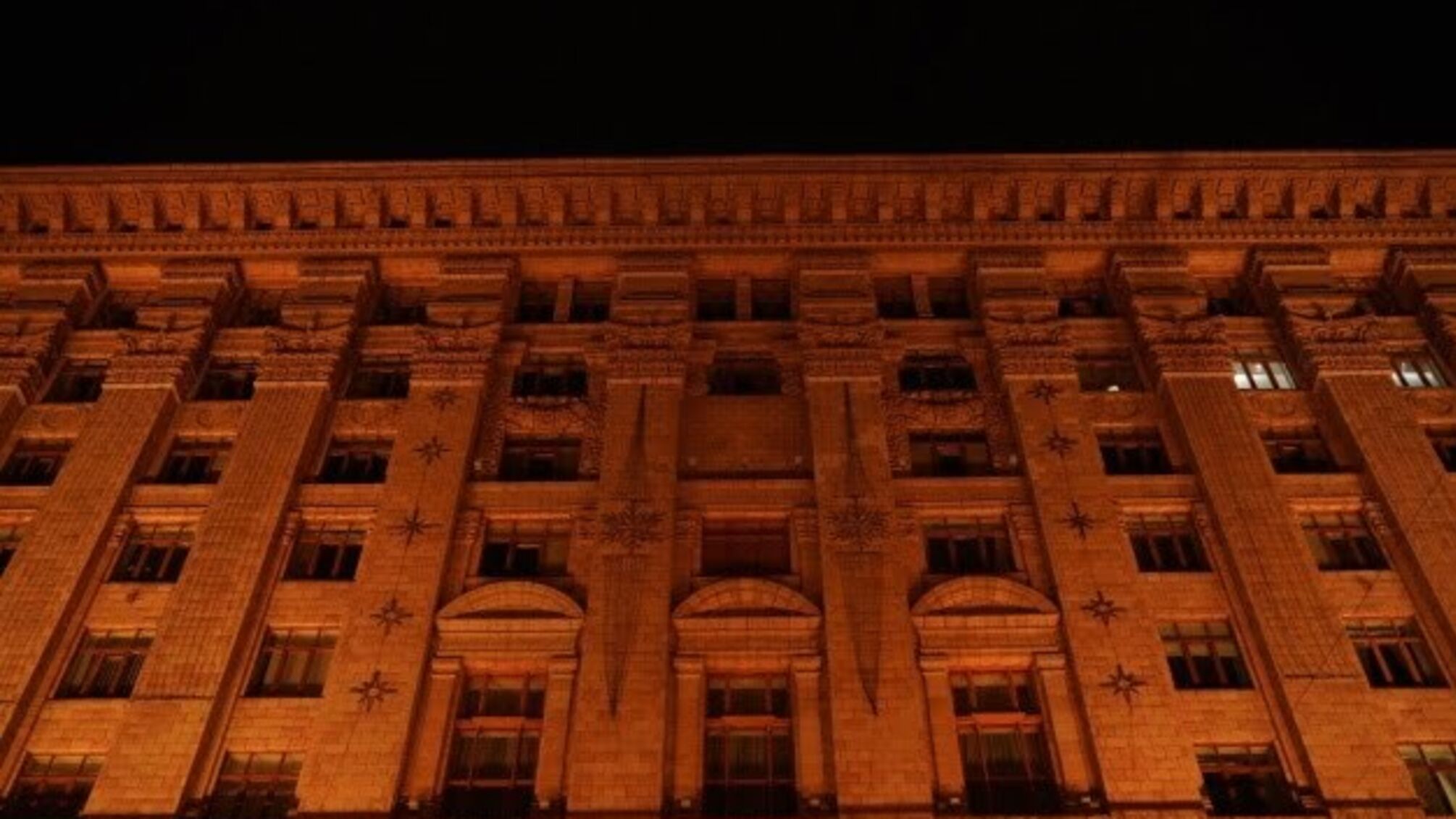 Будівля Київради змінила колір, щоб привернути увагу до дитячого раку