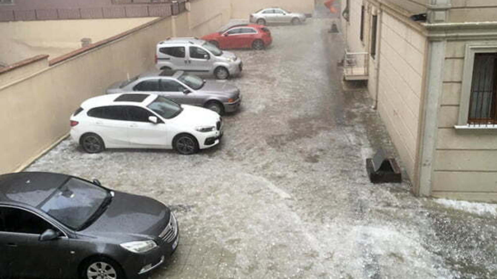 Стамбул засипало градом