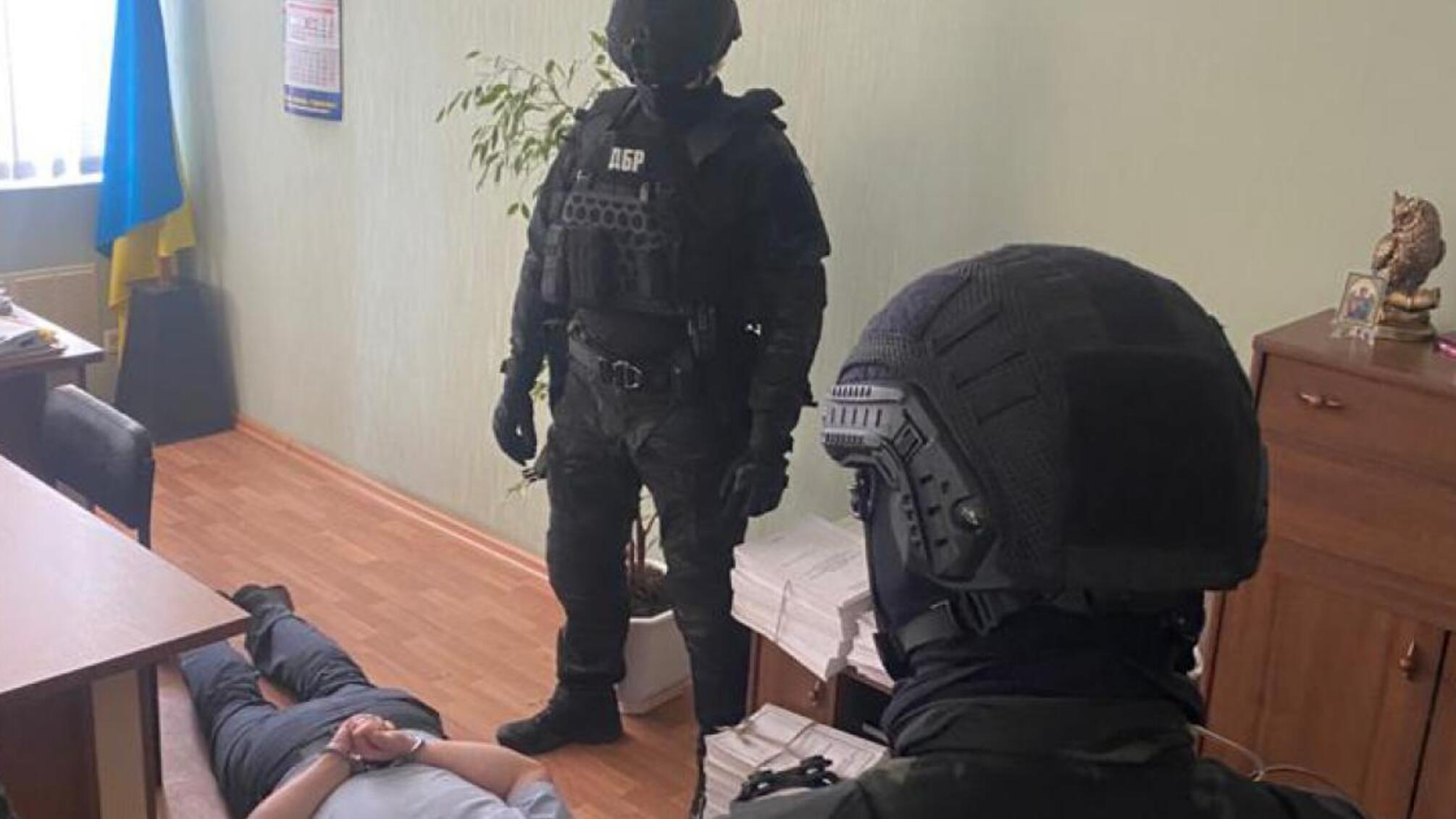 ДБР затримало посадовця Олександрійської місцевої прокуратури після одержання хабара