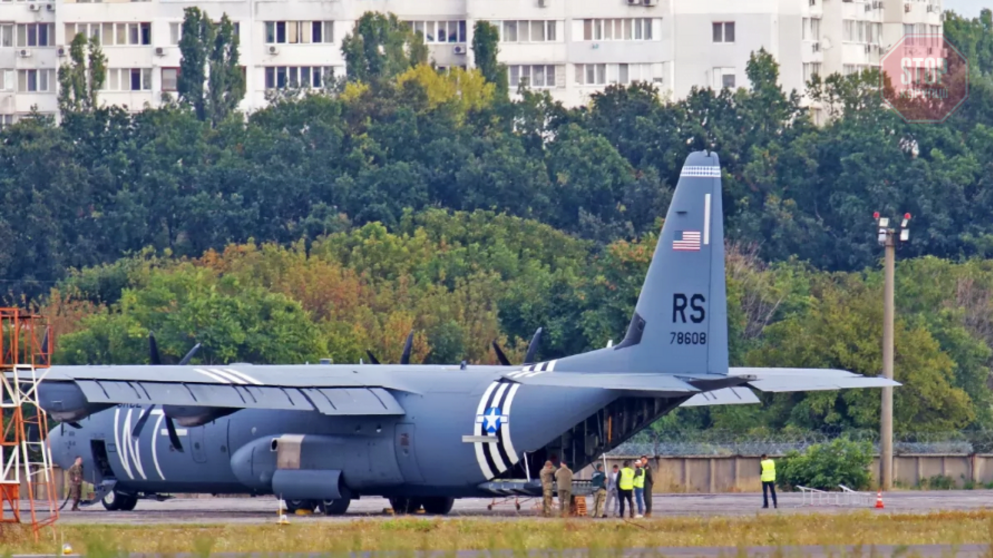 В Одесі здійснив аварійну посадку американський літак C-130 Hercules