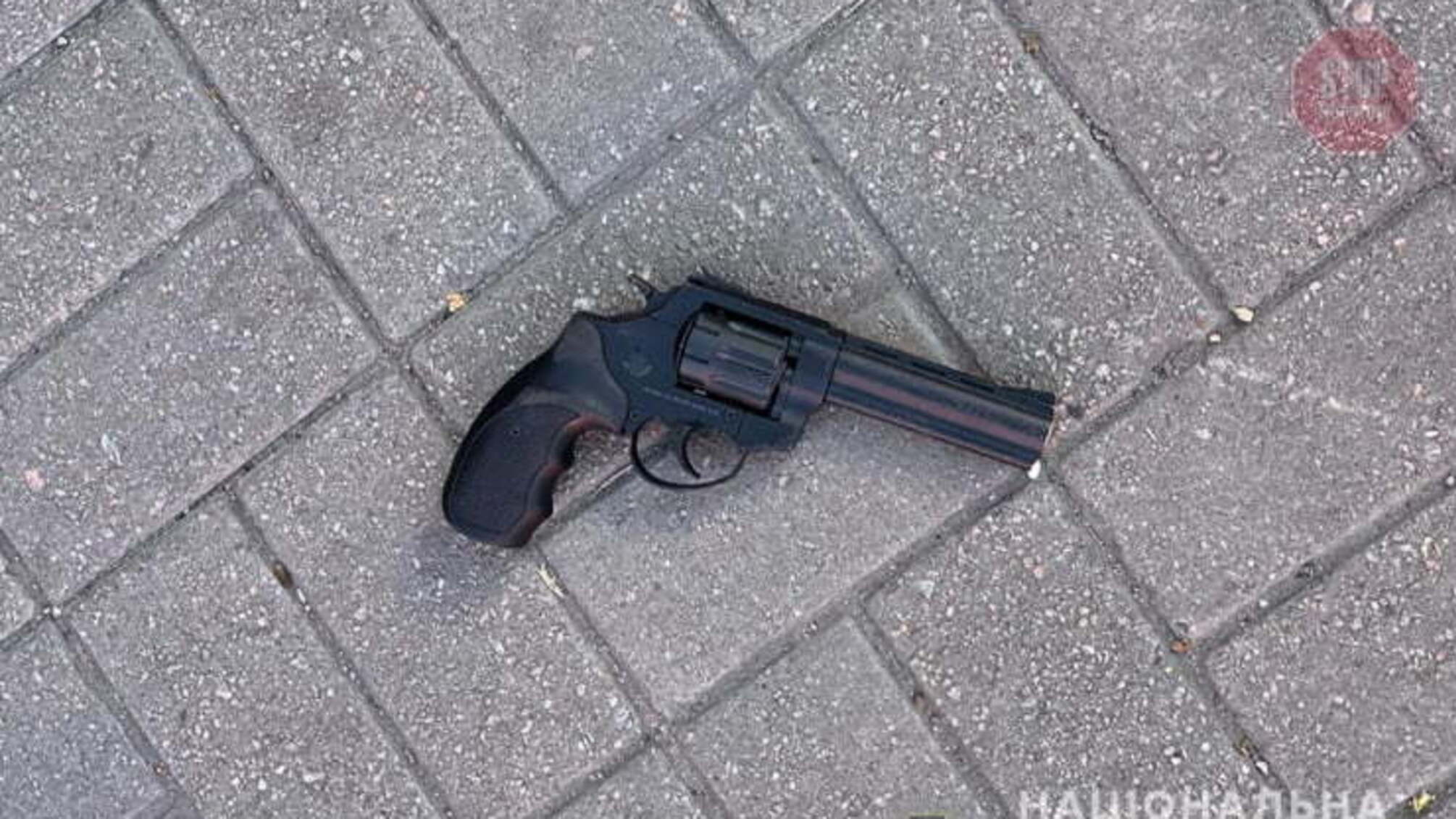 У Запоріжжі пасажир автобуса замість захисної маски дістав револьвер