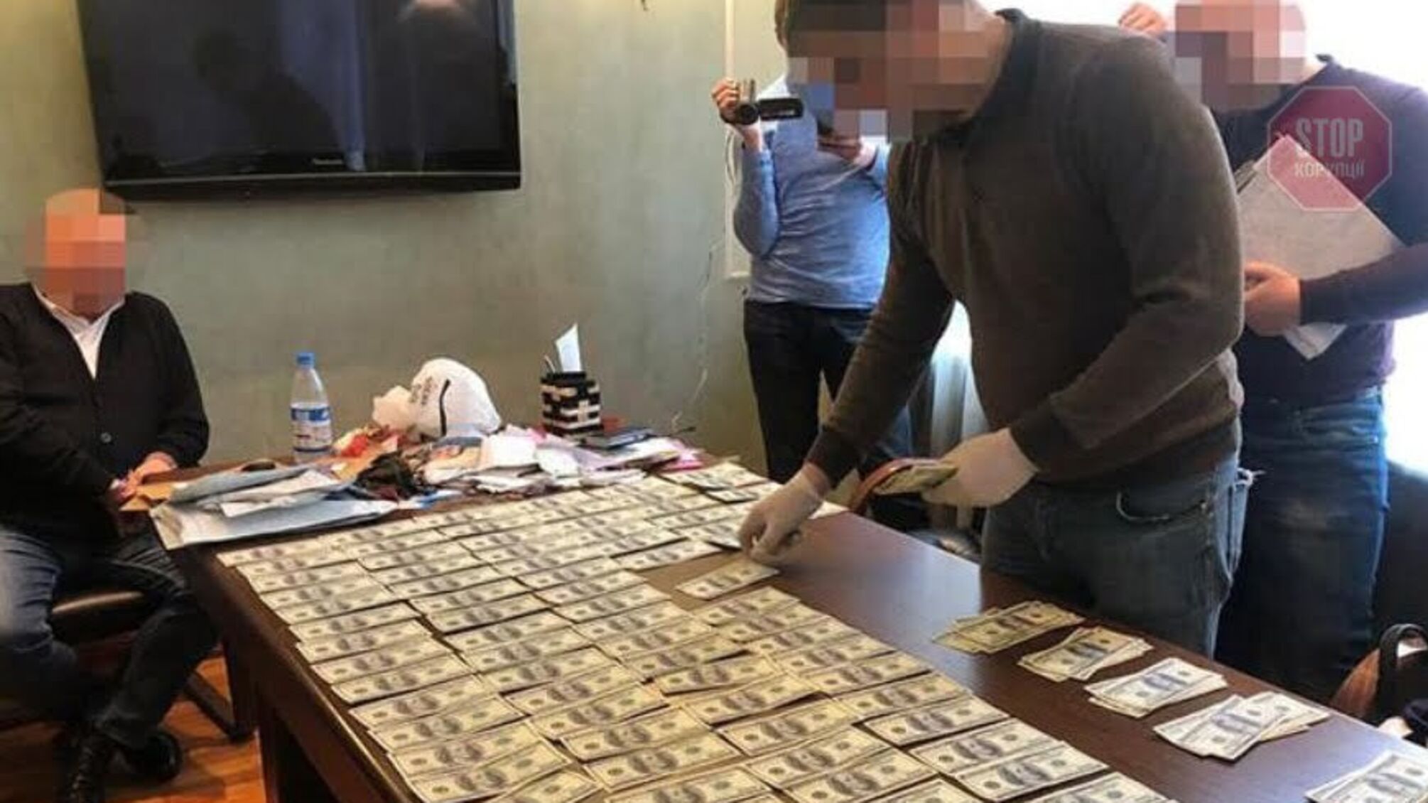 Посадовця Мін’юсту судитимуть за доларовий хабар