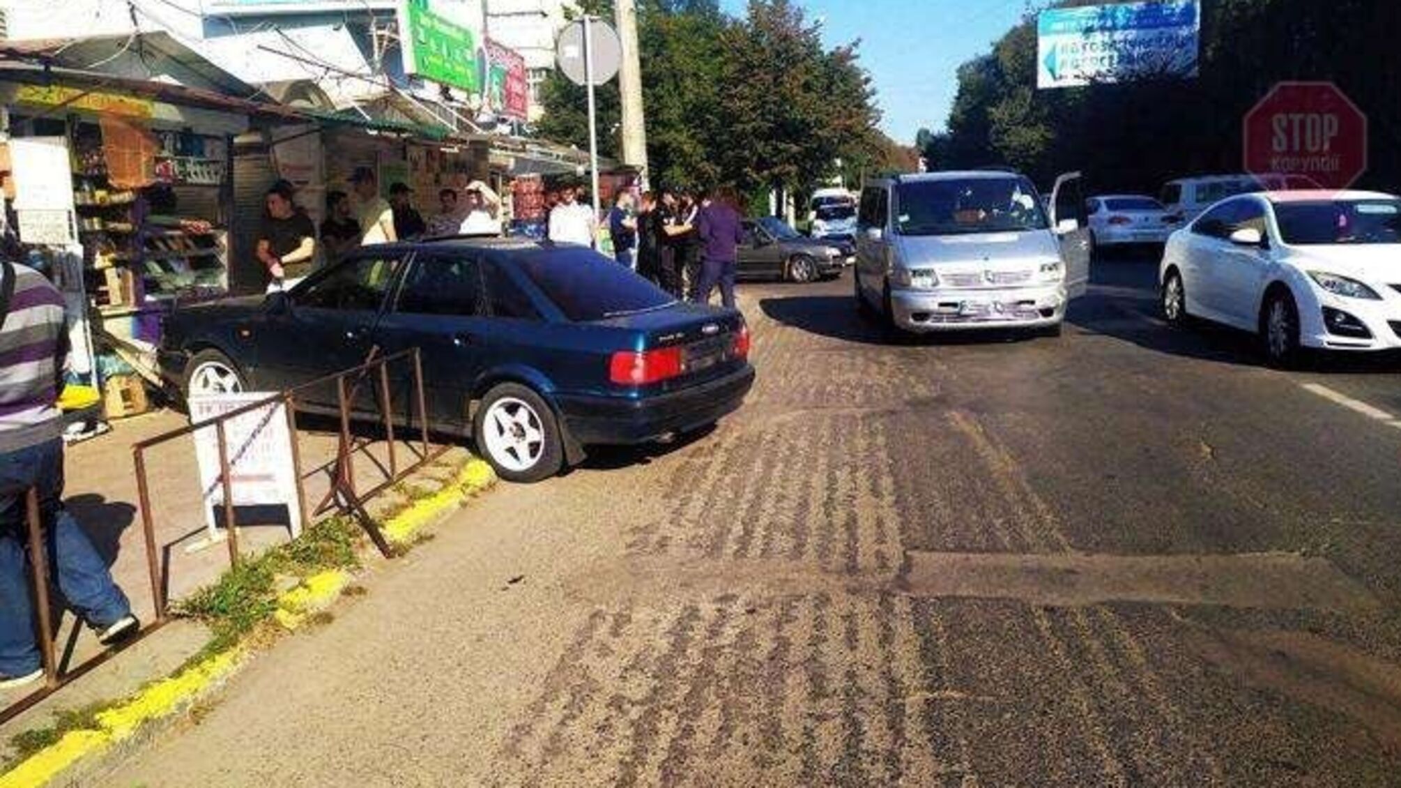 У Чернівцях авто в'їхало у кіоск, є постраждала