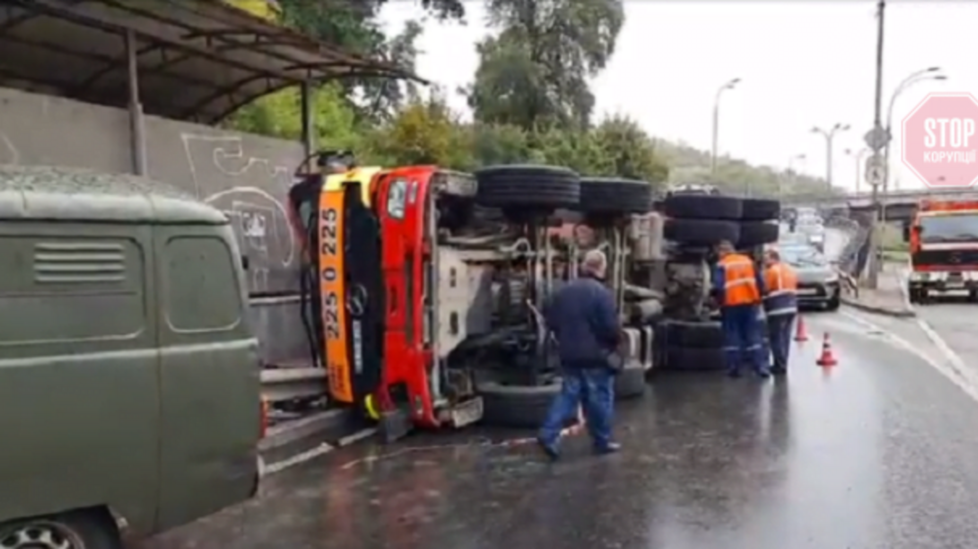 У Києві перекинулася вантажівка, є загиблий (відео)