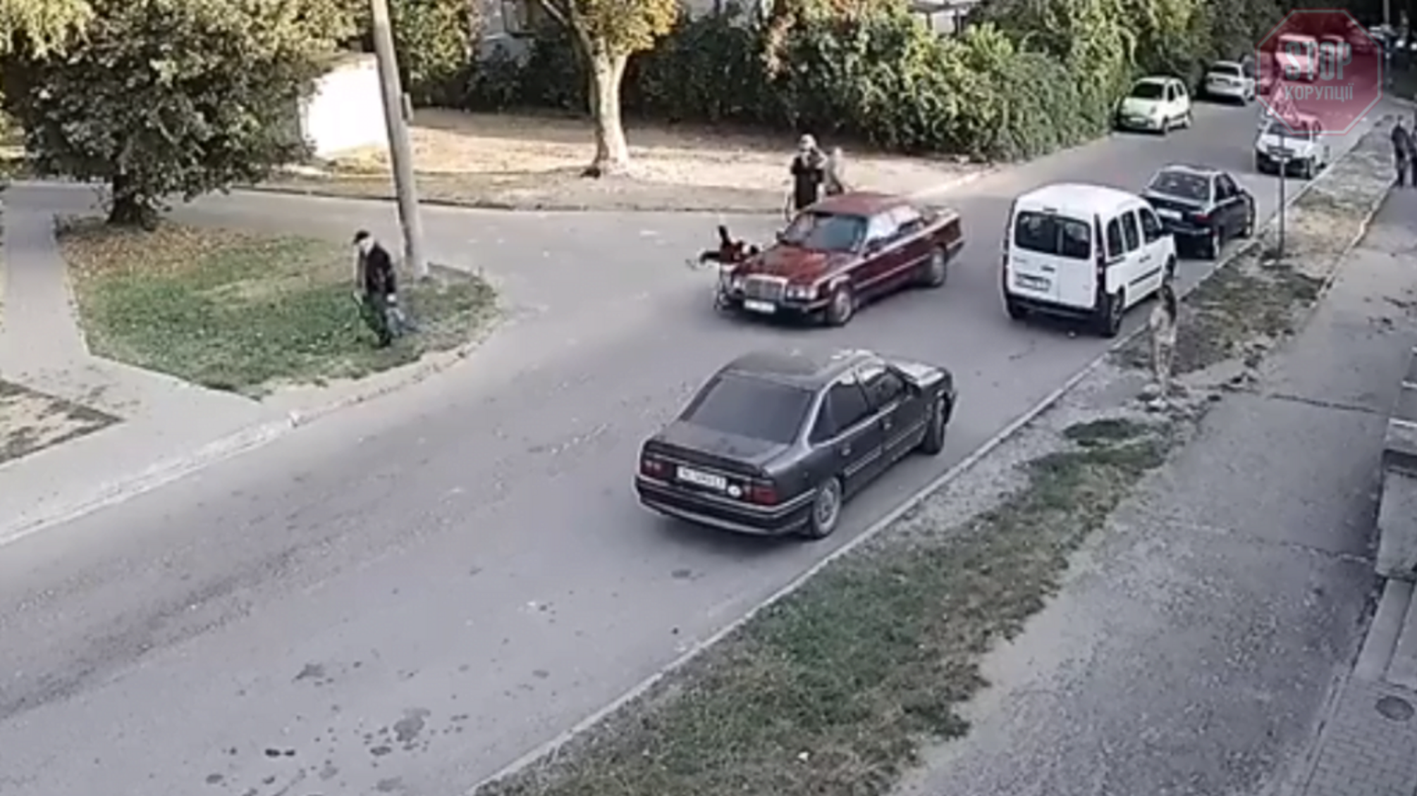 У Львові маленький хлопчик потрапив під колеса іномарки (відео)
