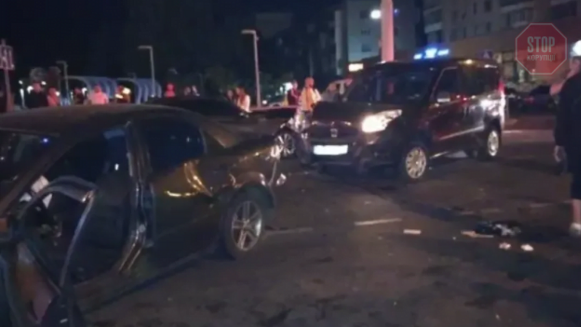 У Вінниці іномарка влетіла в людей (відео 18+)