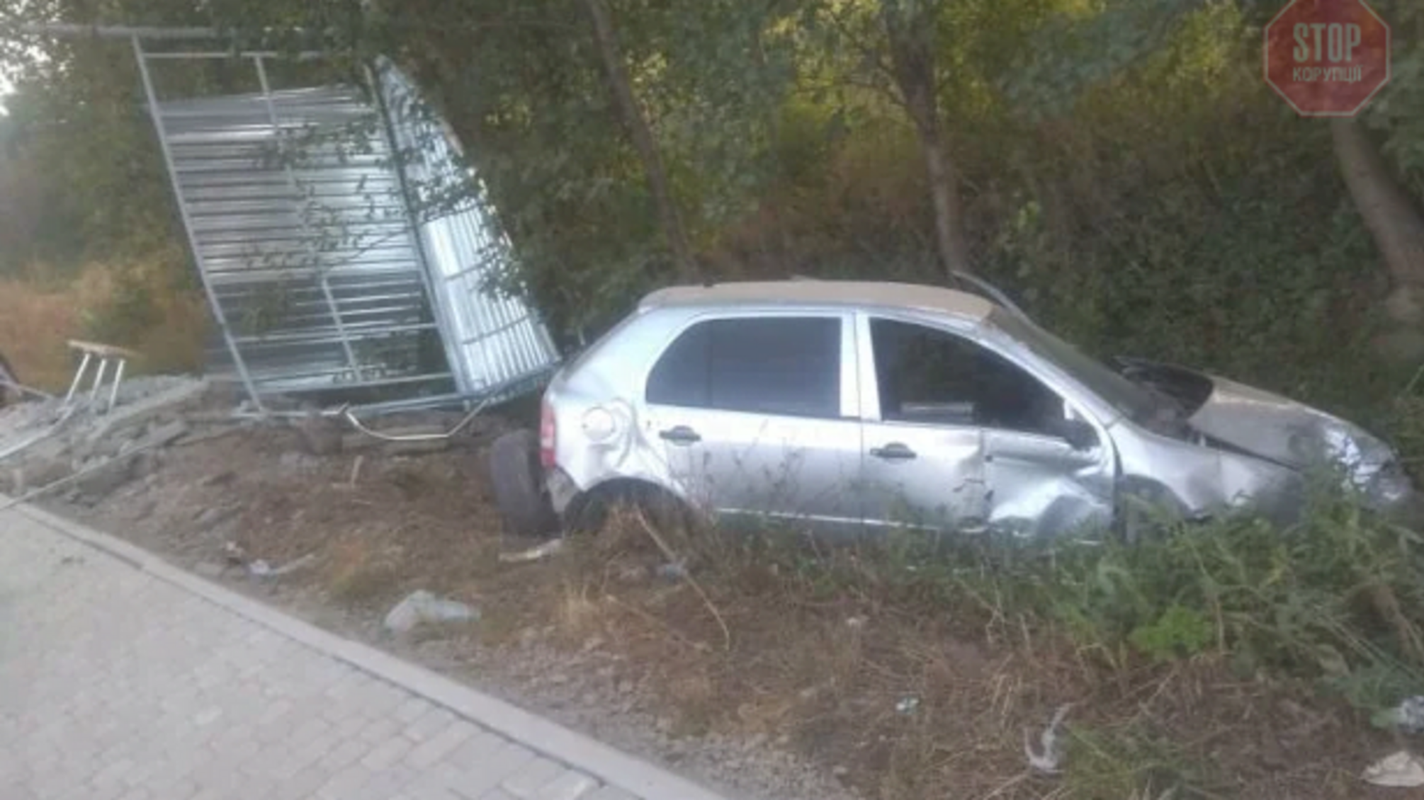 На Закарпатті легковик зніс автобусну зупинку (фото)