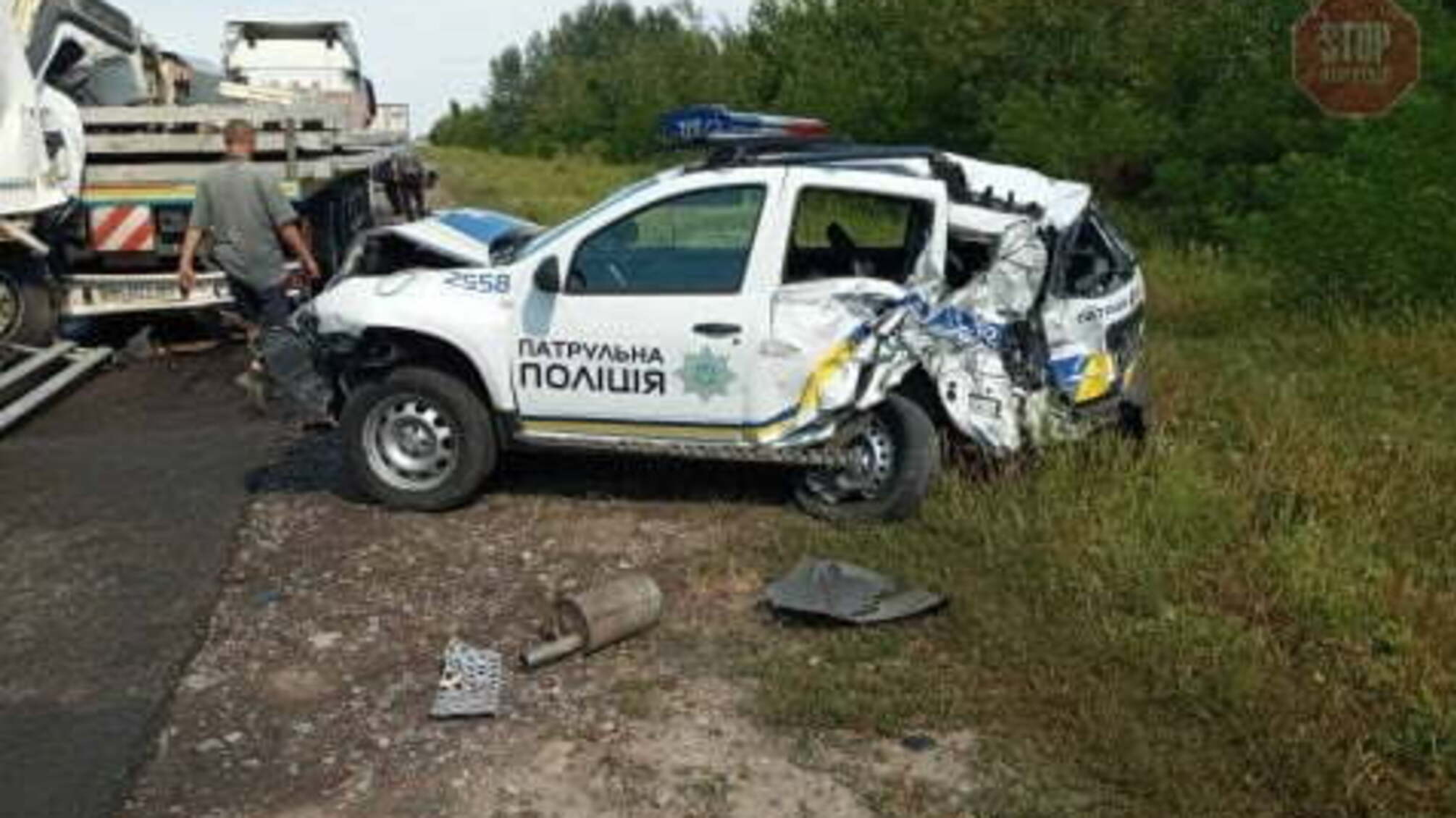 На Київщині фура влетіла в автівку патрульних