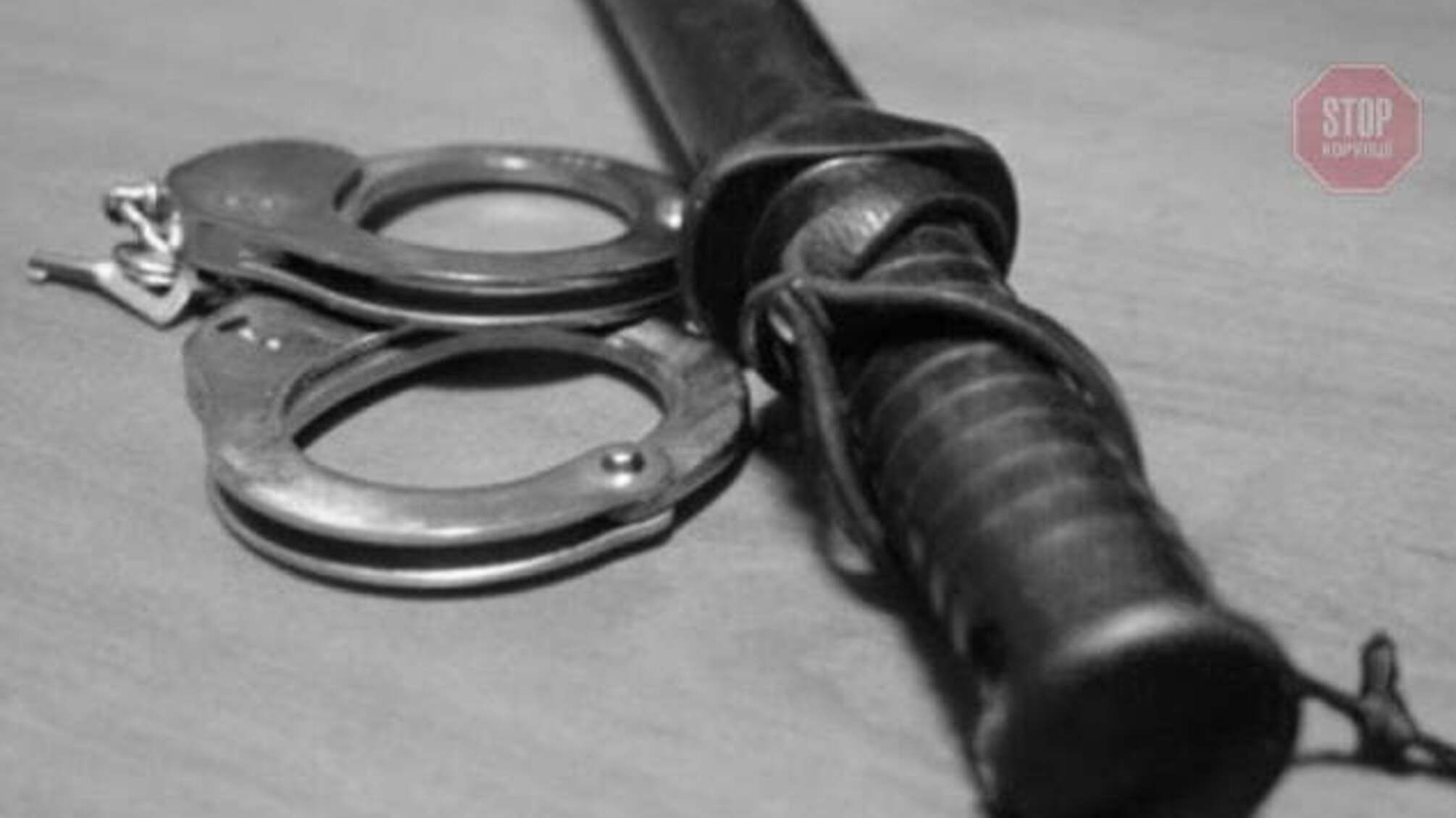 Зайшов без маски: на Дніпропетровщині охорона магазина побила кийками чоловіка (відео)