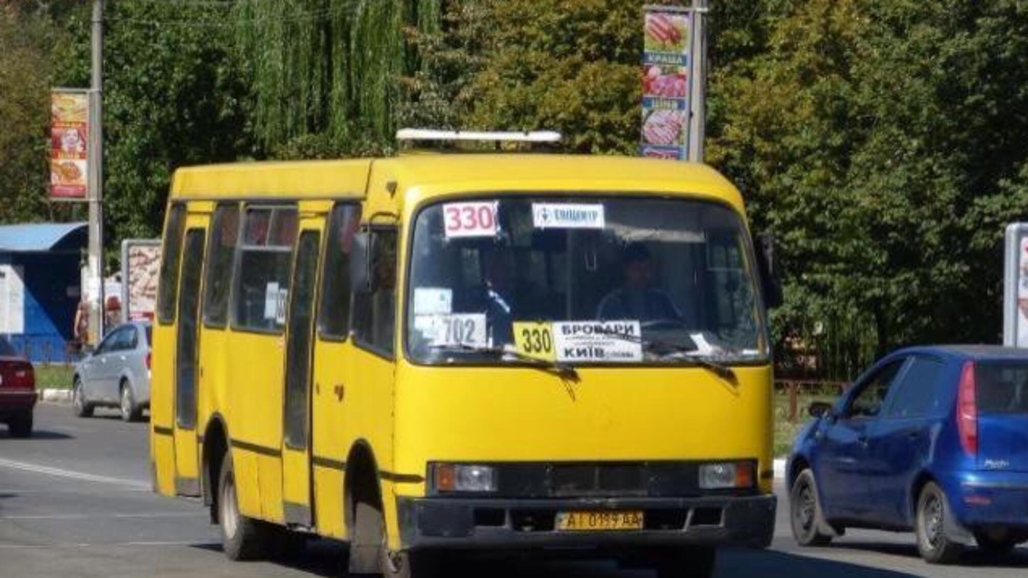 У Дніпрі під час їзди людина випала з маршрутки (відео)