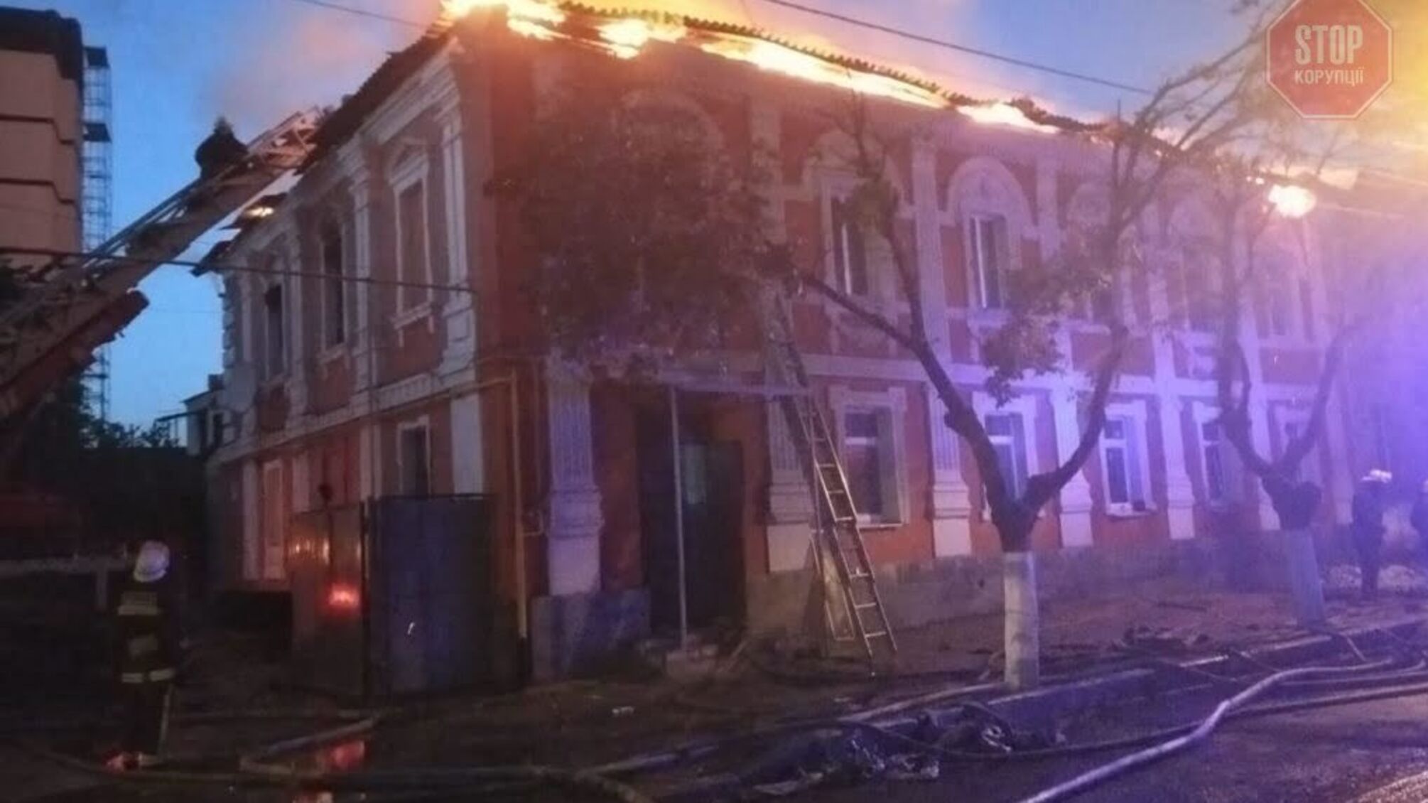 У Харкові палає багатоквартирний будинок, є загиблий