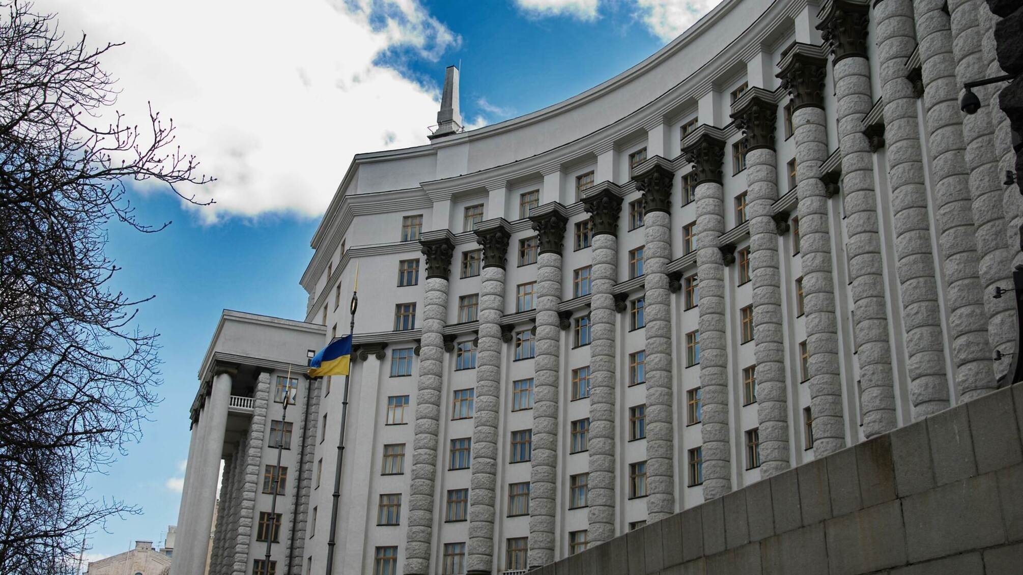 Кабмін хоче підвищити зарплати чиновникам