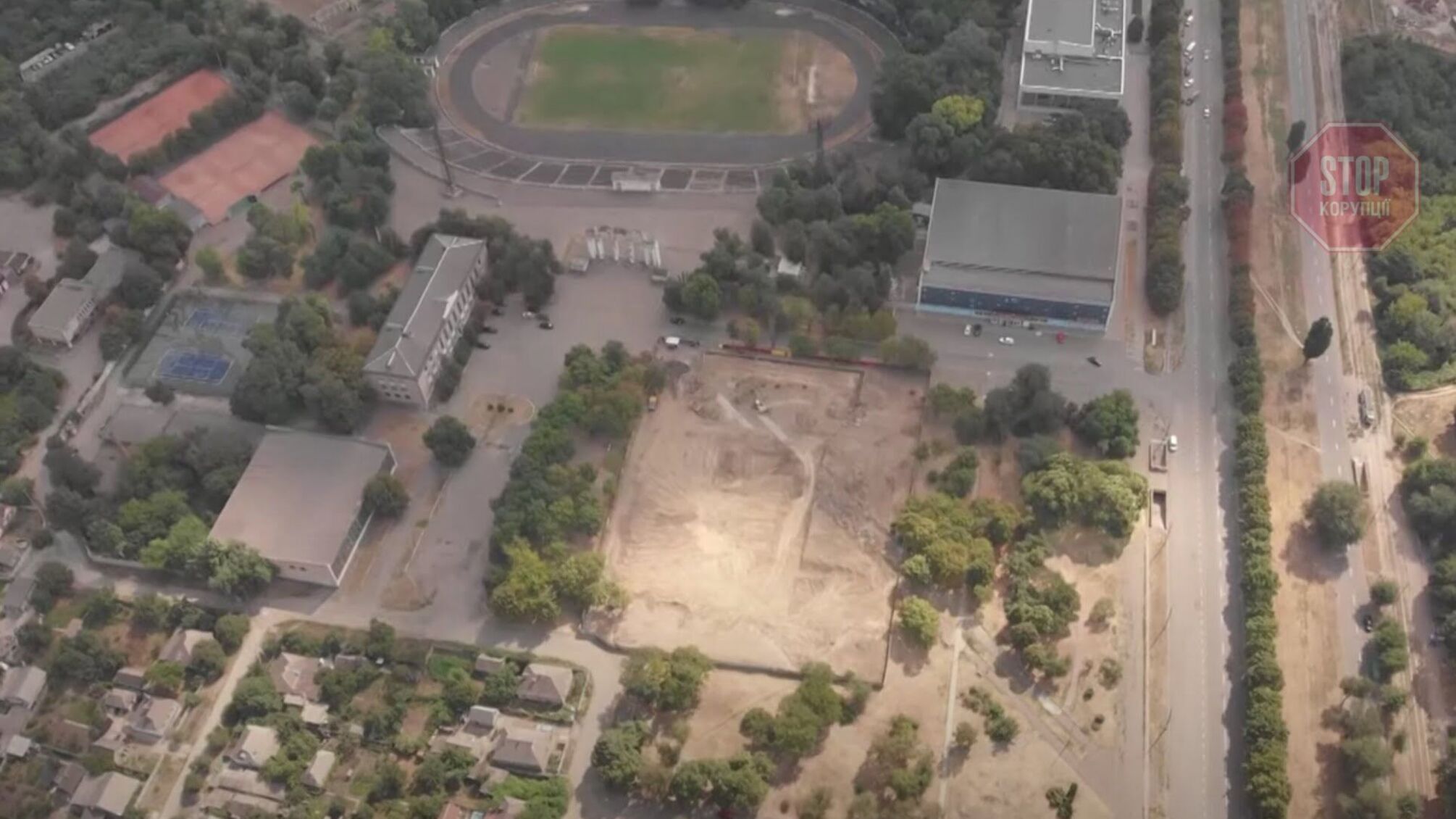 У Кам’янському фірма-одноденка отримала 2000 кв. м під будівництво уявної льодової арени