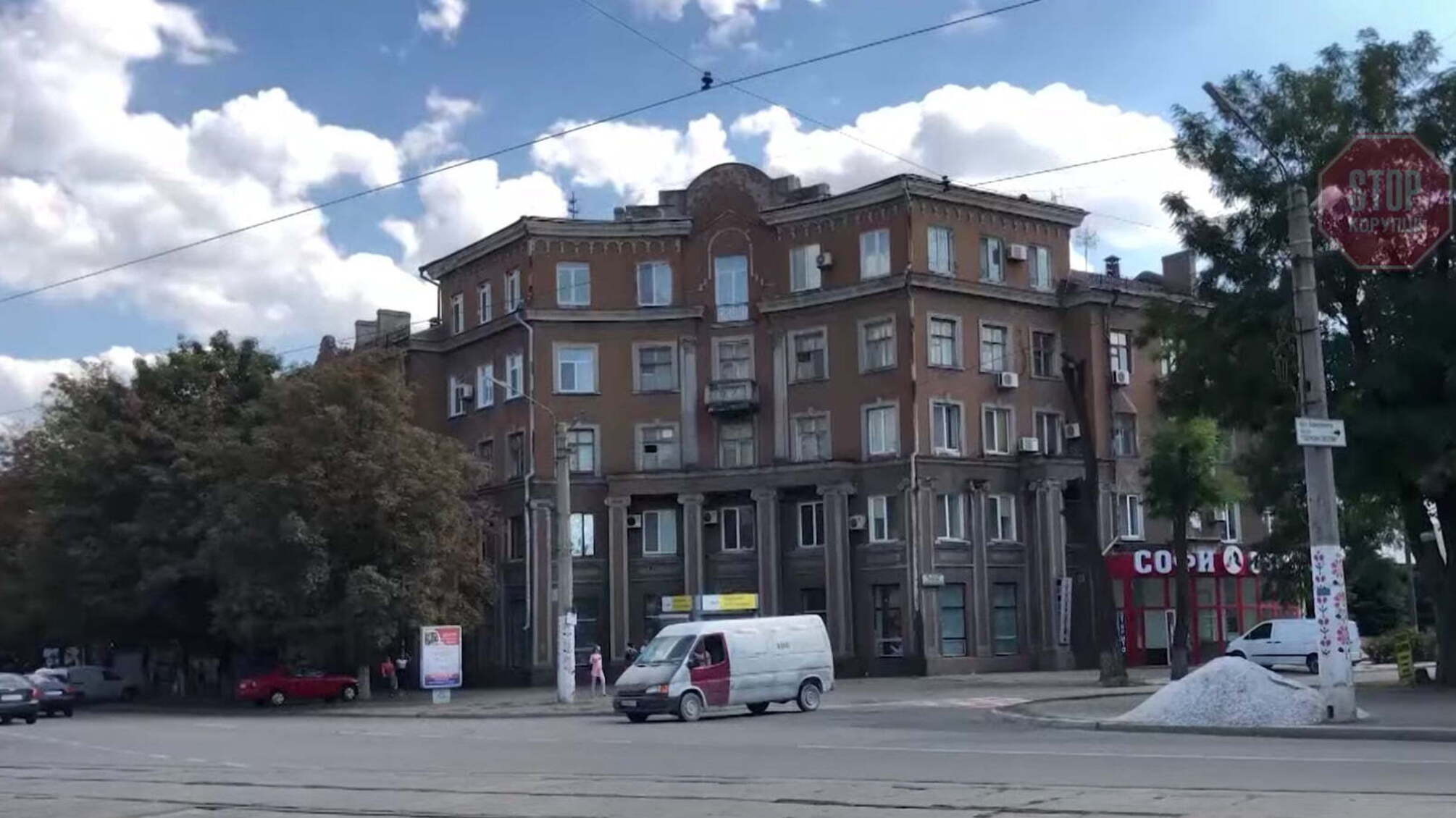 Кум на 2 мільйони: комунальну будівлю в центрі Кам’янського подарували родичу мера