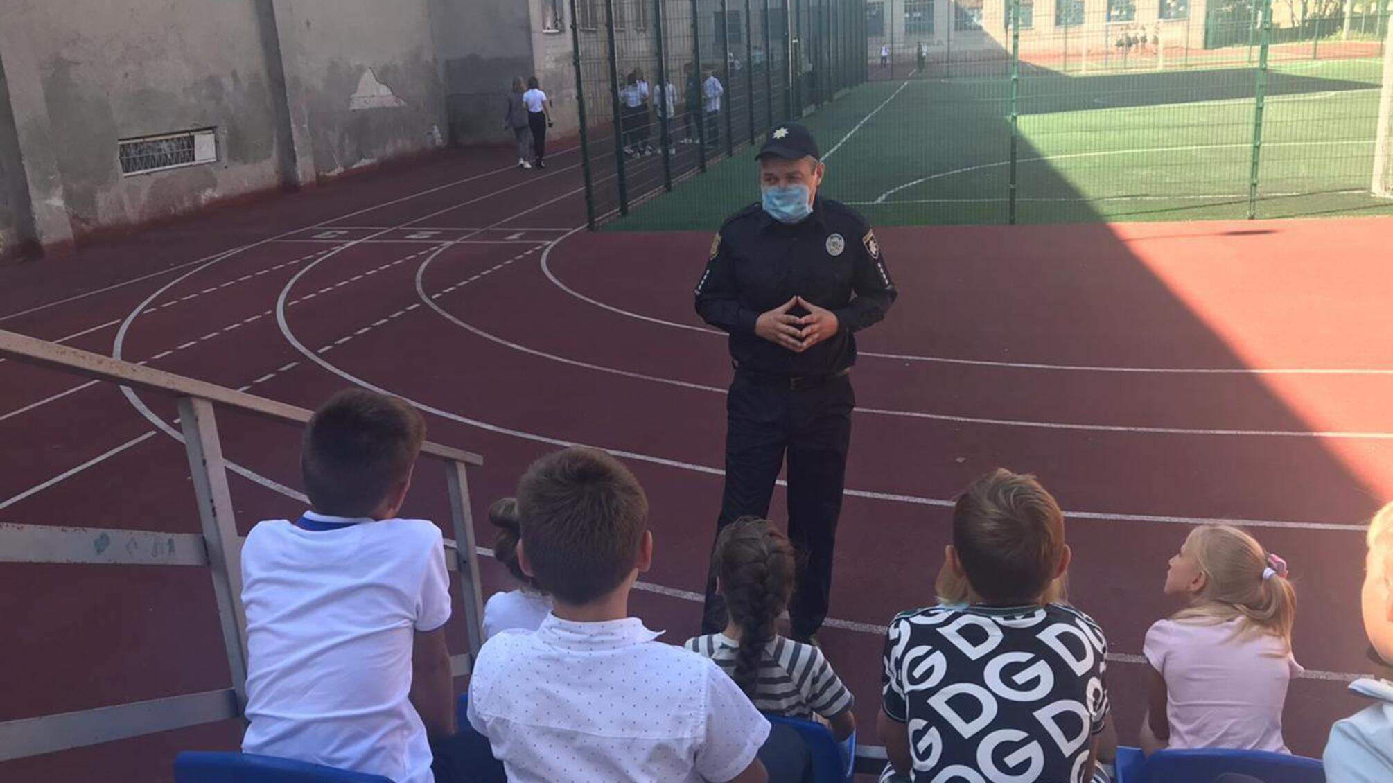 Одеські поліцейські розповіли школярам про нагальні проблеми у підлітковому середовищі та шляхи їх вирішення