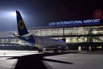 Прилетіли до батьків: у львівському аеропорту не пропускали десятки іноземців