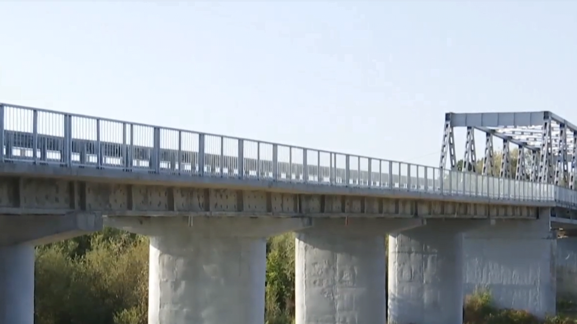 На Рівненщині міст на дорозі національного значення залатали штанами та кофтинами