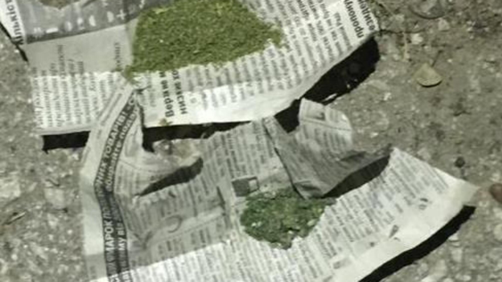 Біляївські поліцейські вилучили у місцевого жителя наркотики