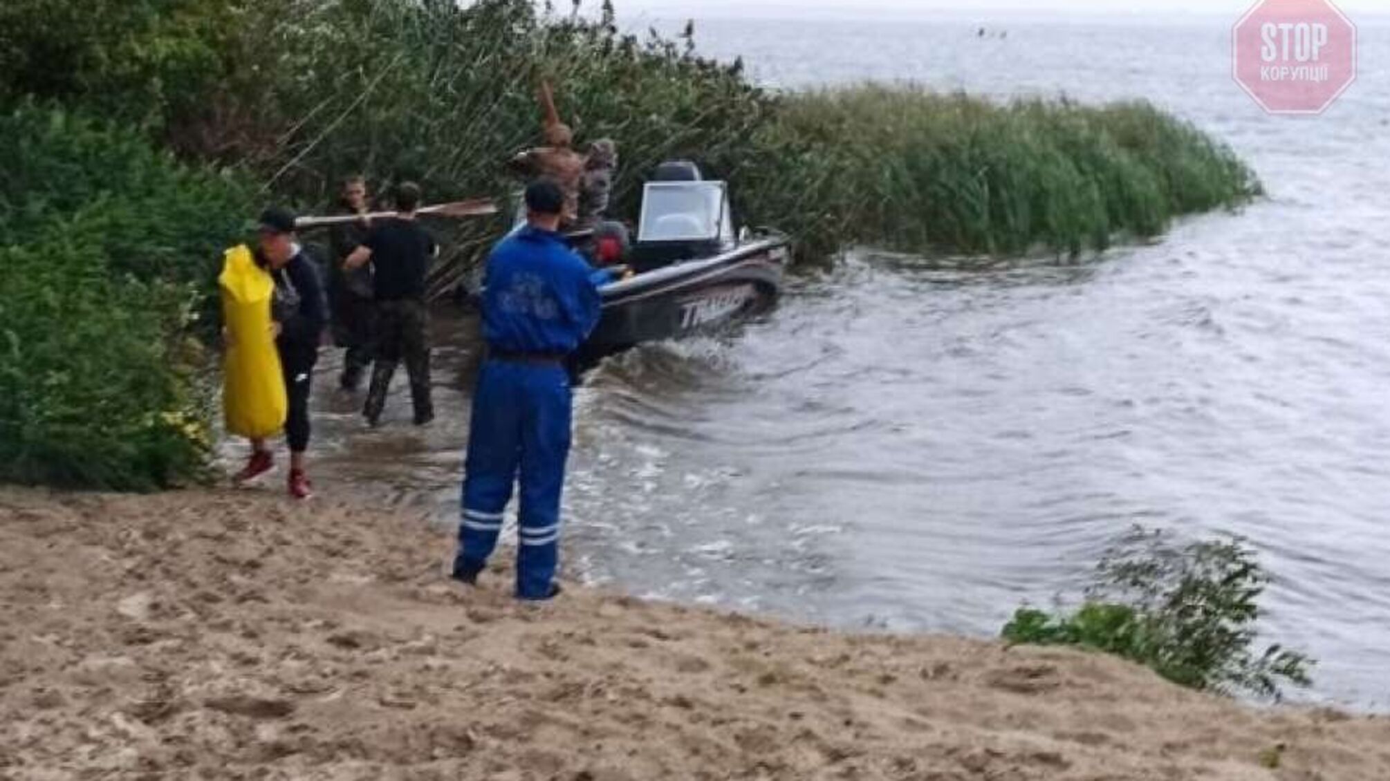 У Київській області перекинувся човен з людьми