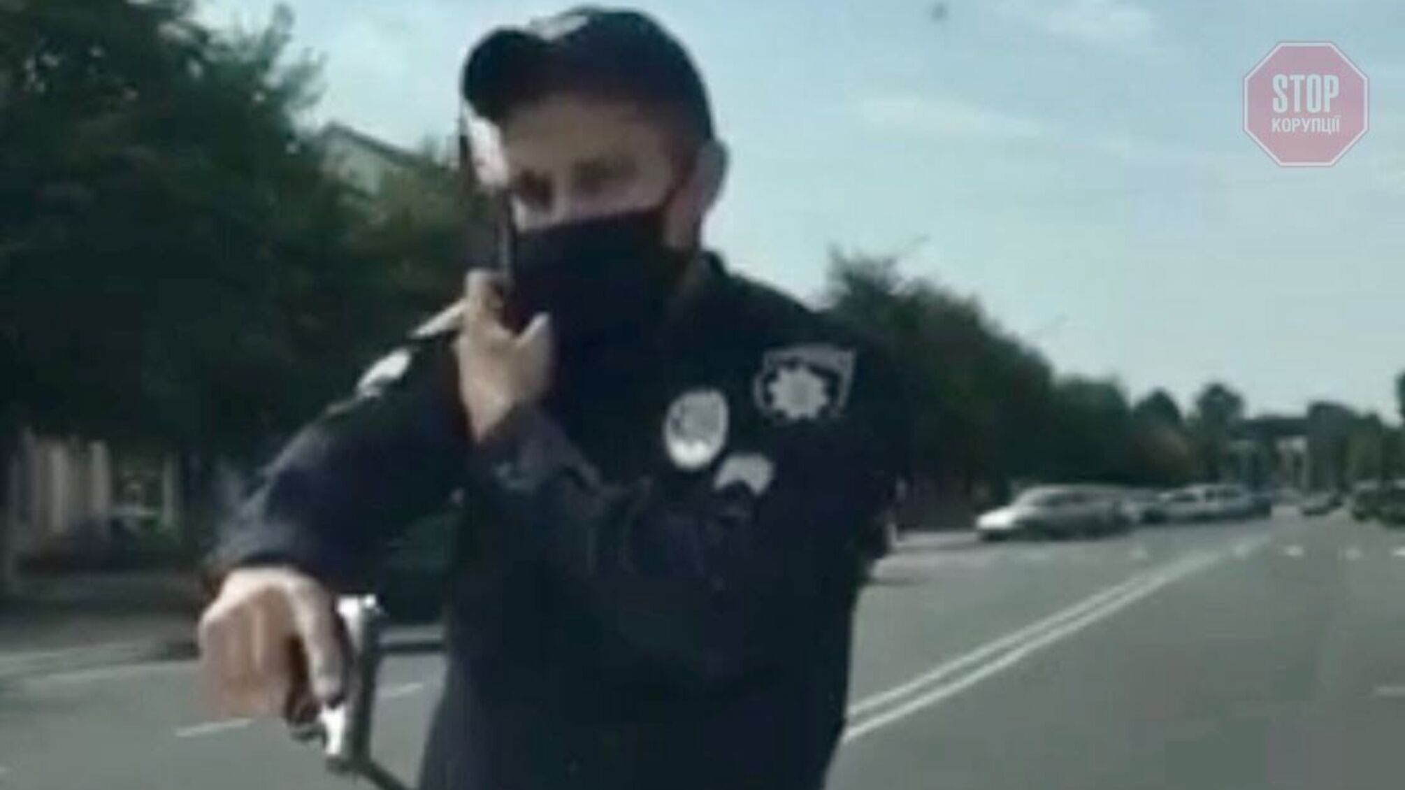 Зайшли в магазин без масок: на Сумщині поліцейський погрожував жінкам з дитиною пістолетом (відео)