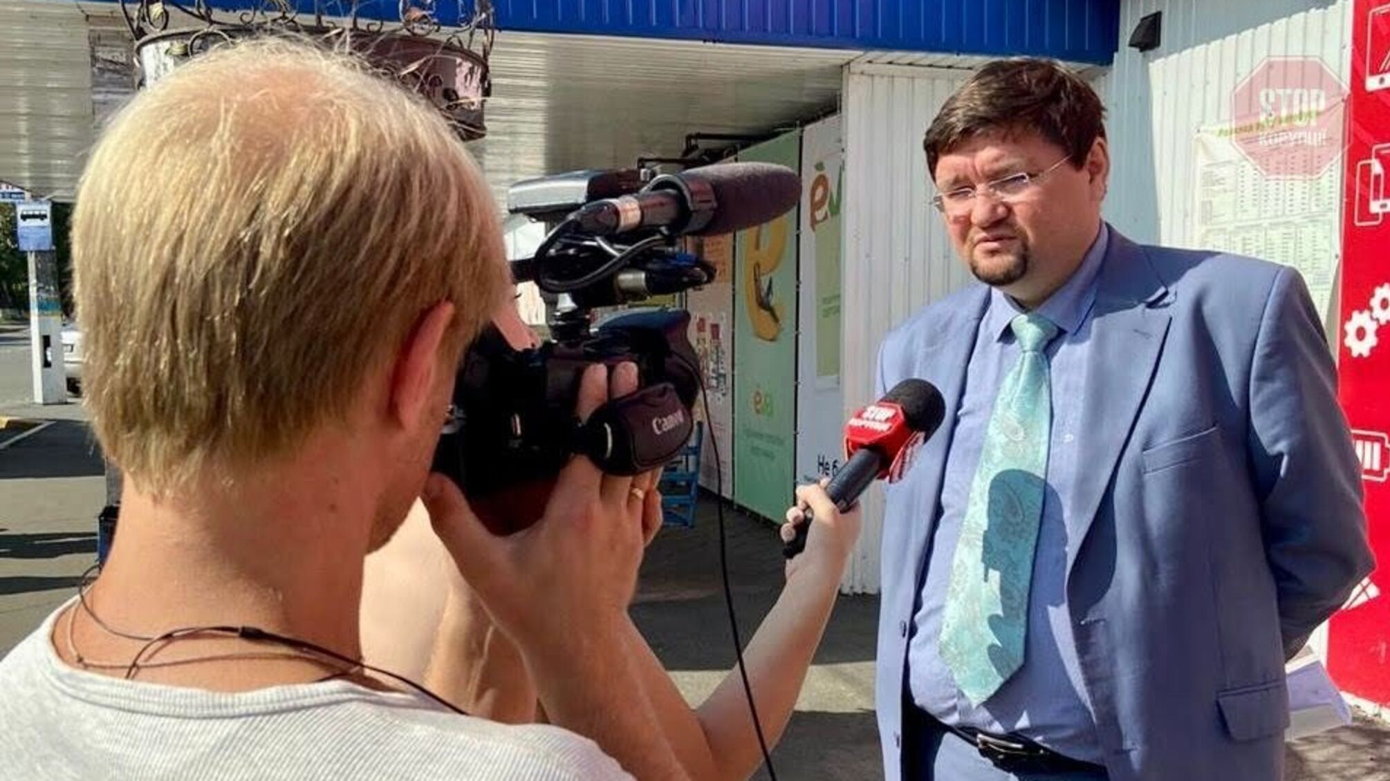 Бенкет під час пандемії: на Київщині виборцям влаштували безкоштовний концерт із дармовими солодощами