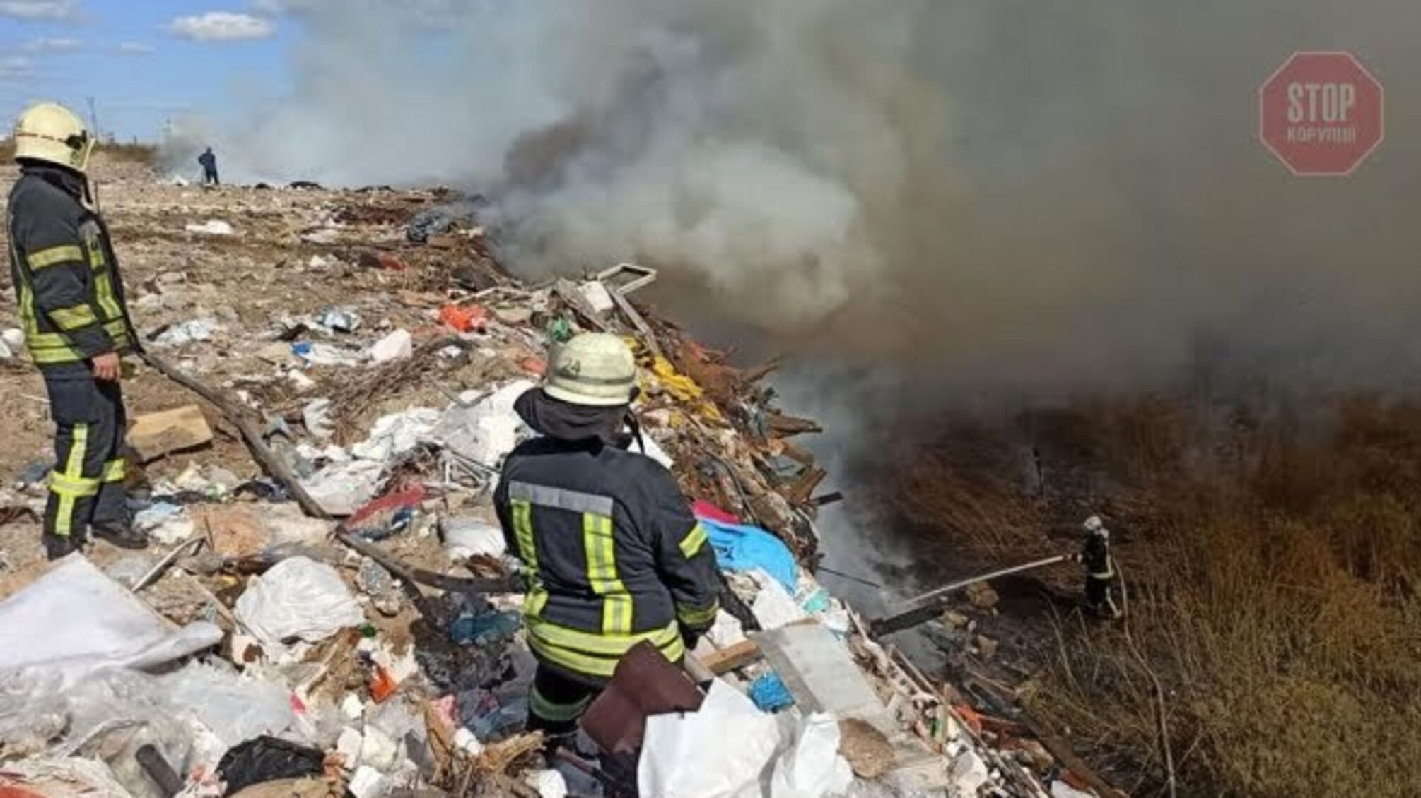 У Києві палає сміттєзвалище