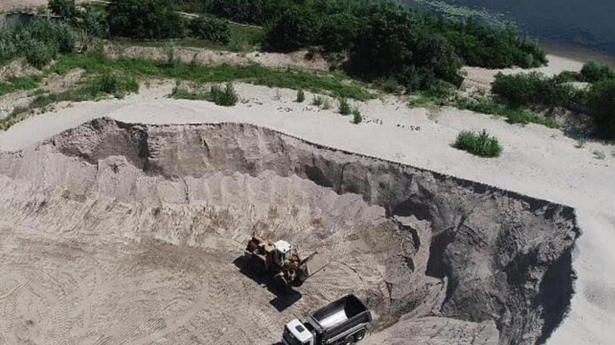 Прокуратура вимагає повернути Києву 17 гектарів на Видубичах: там орудують піщані нелегали