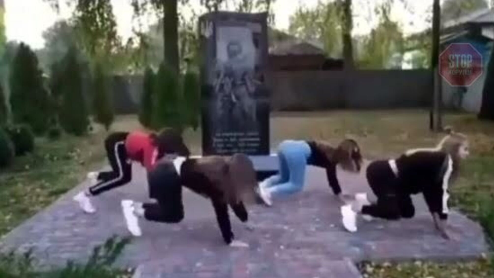 На Чернігівщині неповнолітні дівчата танцювали тверк біля меморіалу загиблим воїнам АТО (відео)