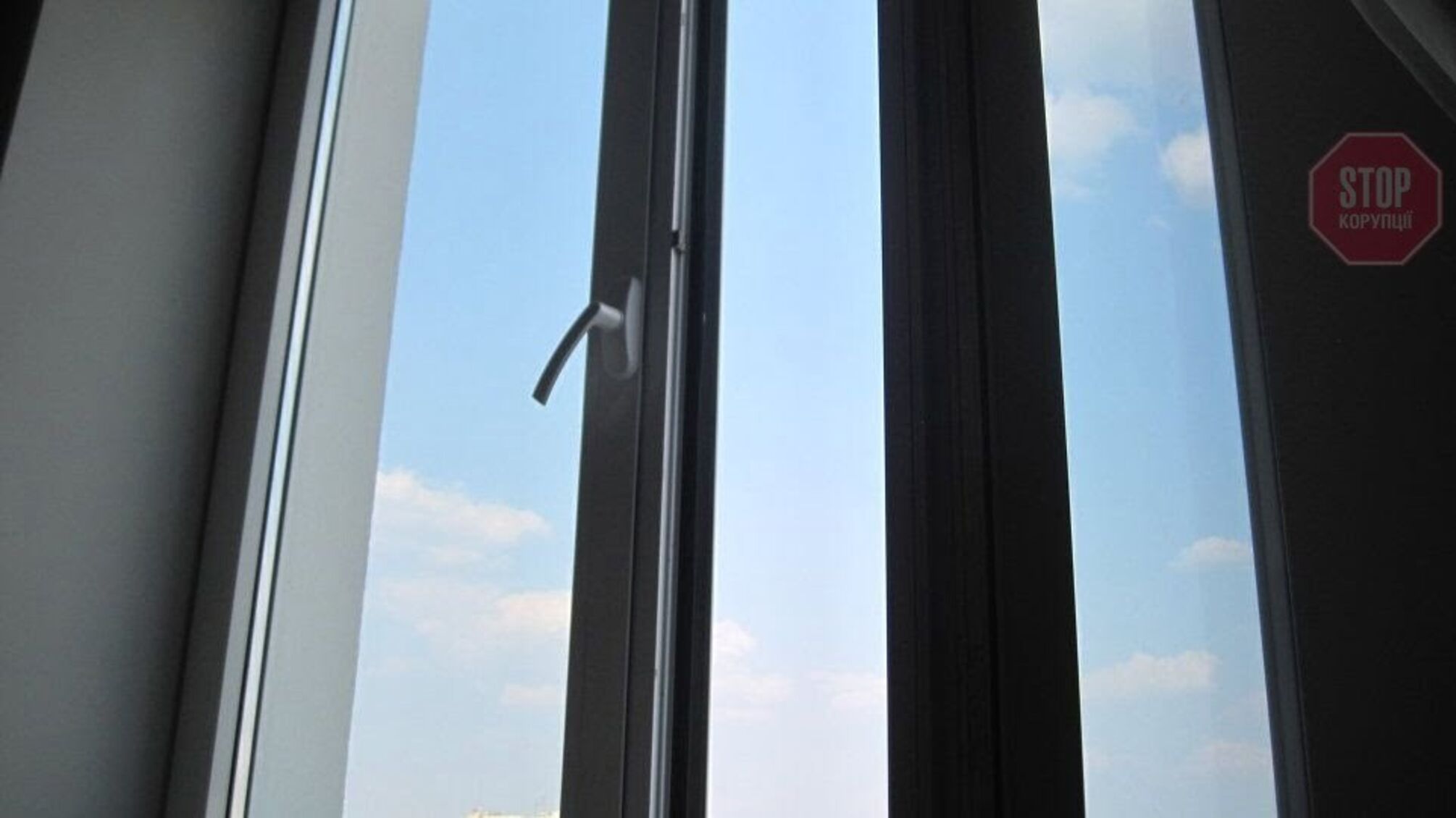 У столиці жінка розбилася, випавши з вікна (відео 18+)