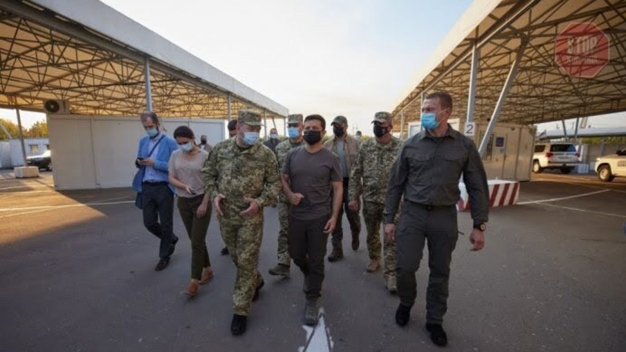Президент на Донеччині поїв із солдатами борщу та рисової каші