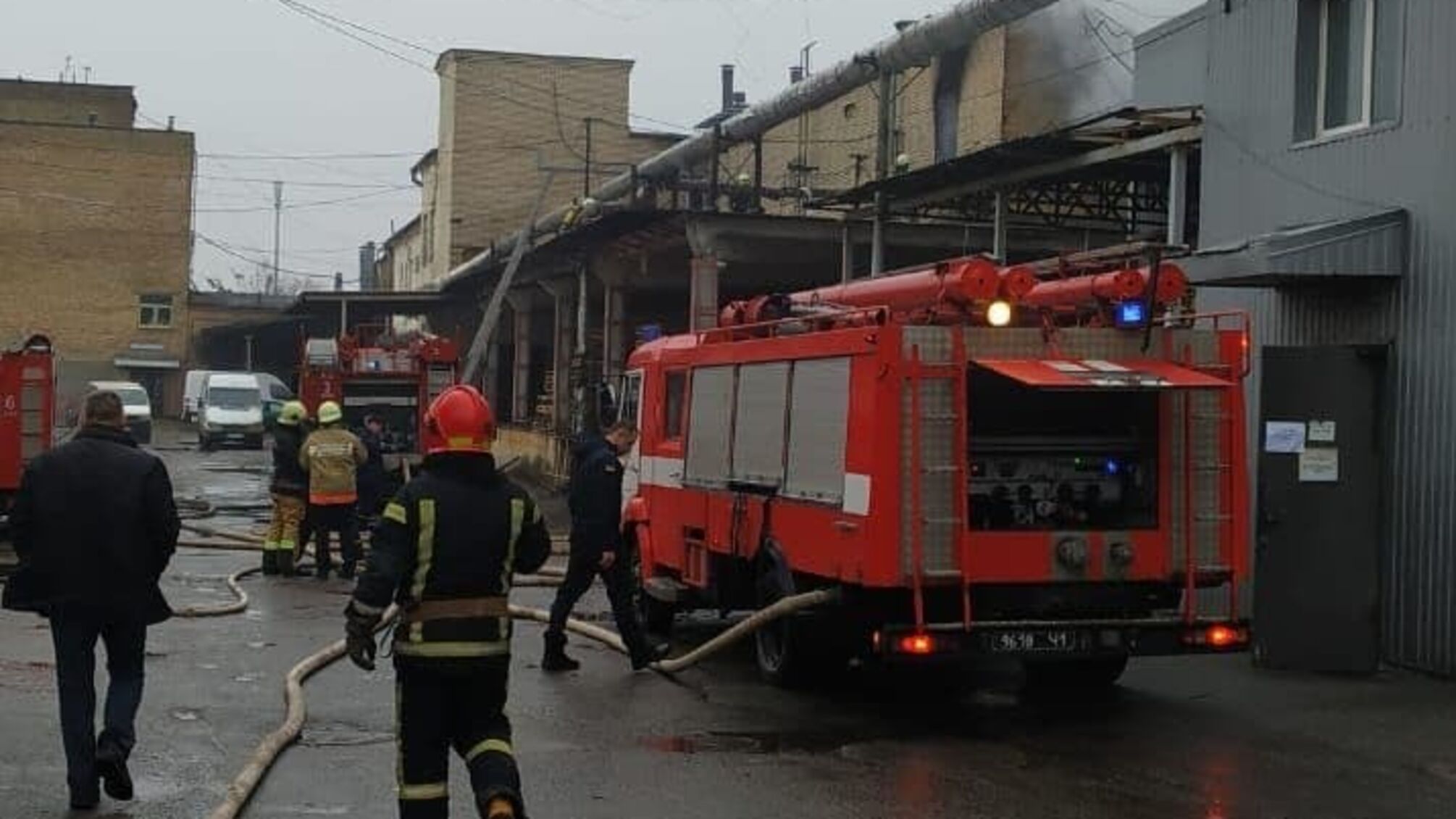 м. Київ: рятувальники ліквідували пожежу в офісно-складській будівлі