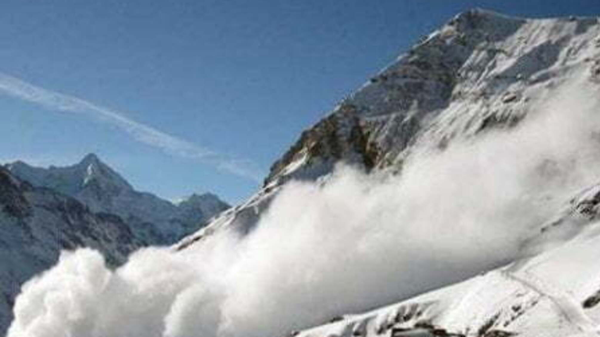 Рятувальники попереджають про сходження лавин у Карпатах
