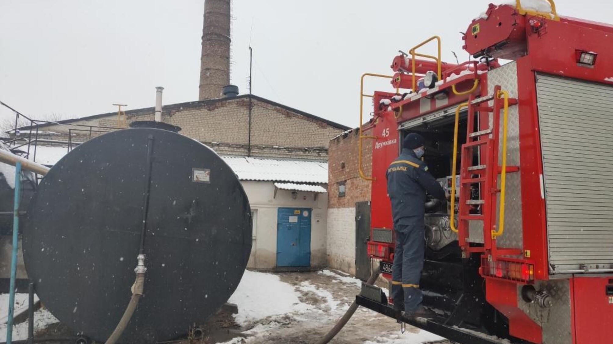 Рятувальники Донеччини продовжують надавати допомогу населенню з підвозу води у м. Торецьк