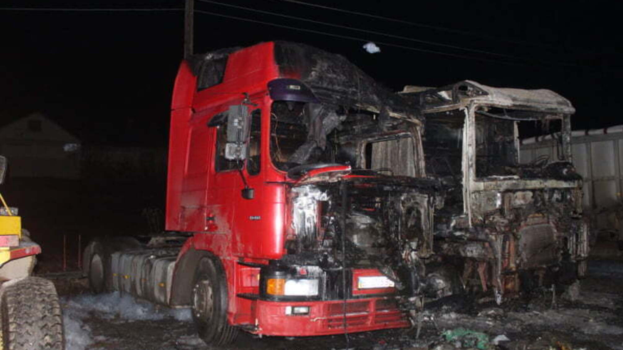 На Хмельниччині вогнеборці ліквідували пожежу двох вантажівок та не допустили розповсюдження вогню на поруч розташовану автотехніку (ВІДЕО)