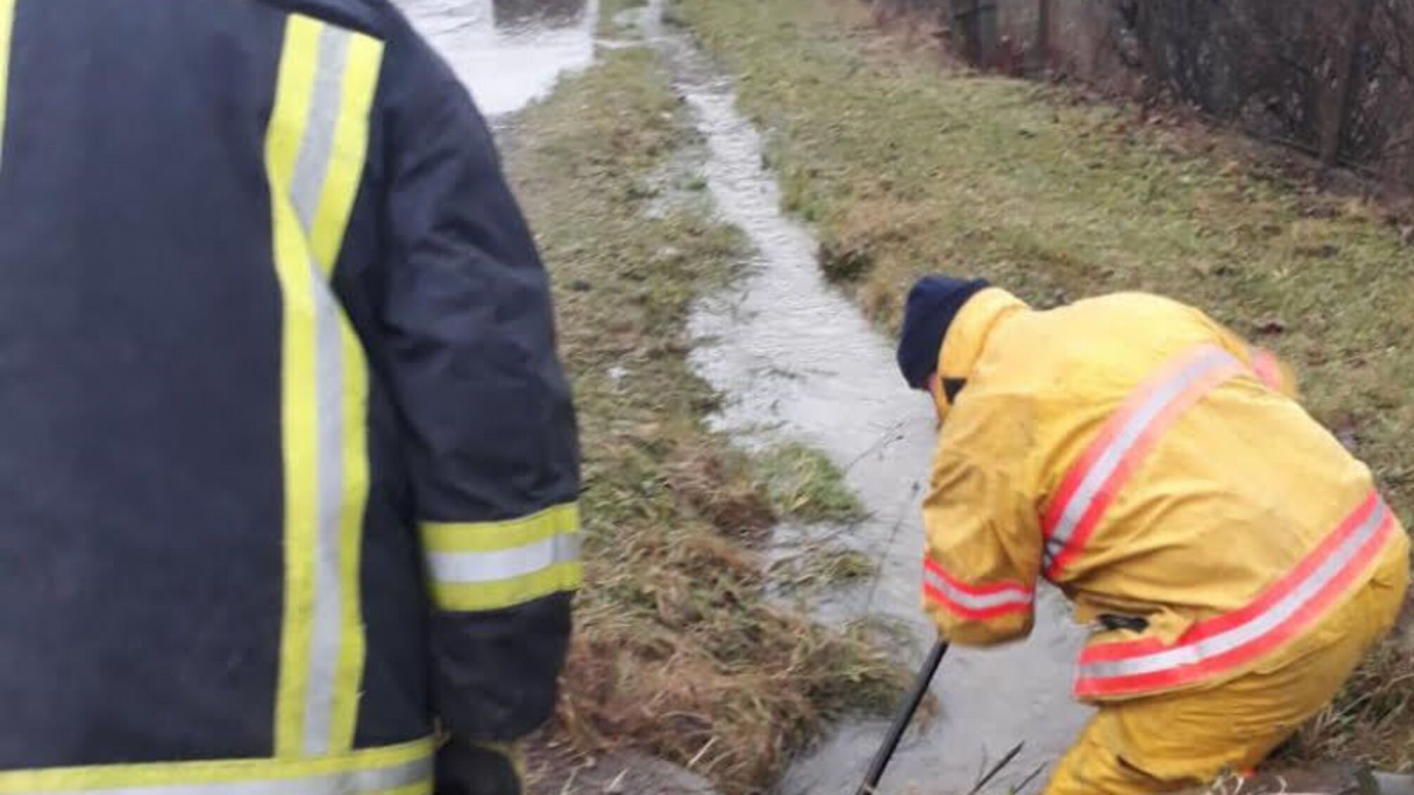Закарпатські рятувальники ліквідовували наслідки несприятливих погодних умов