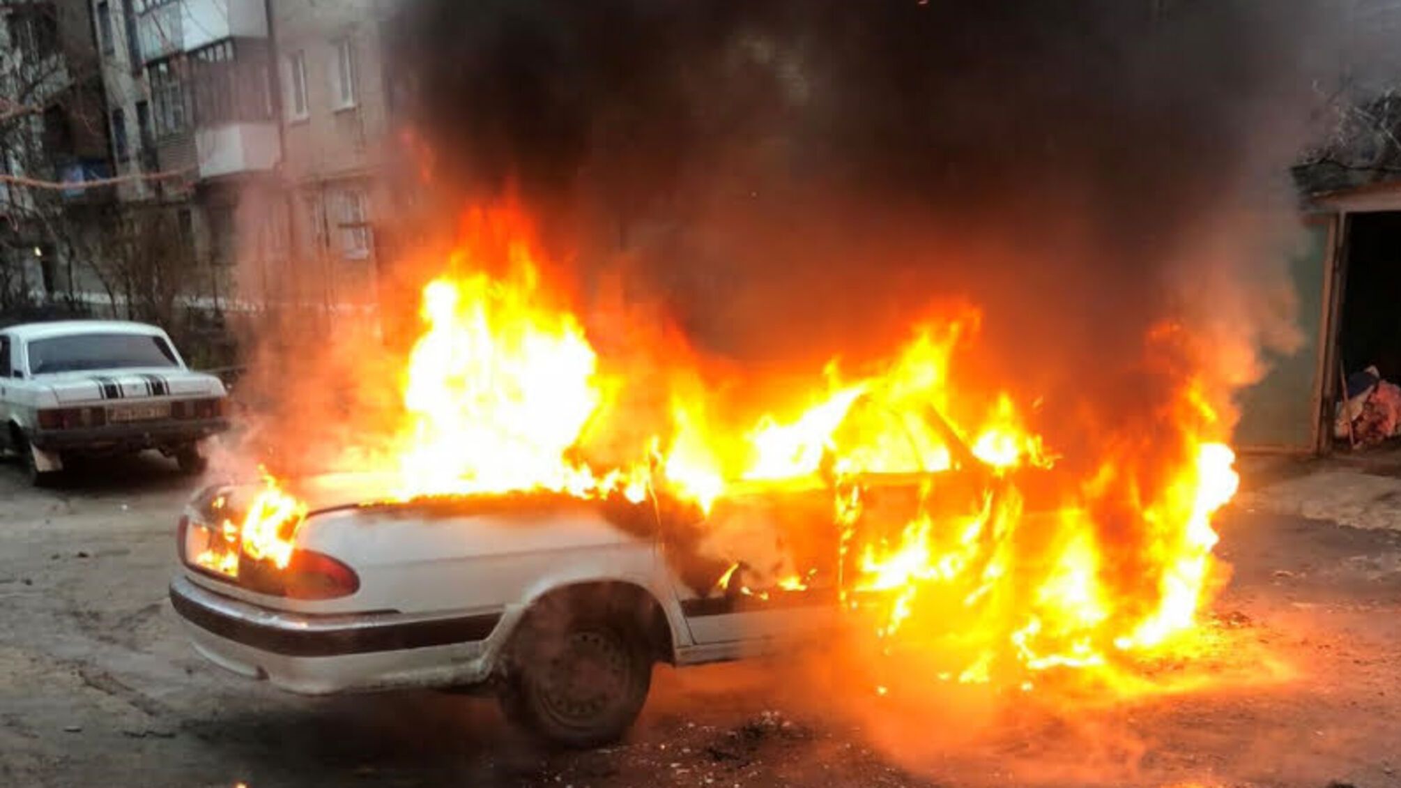 Донецька області: вогнеборці ліквідували пожежу у легковому автомобілі