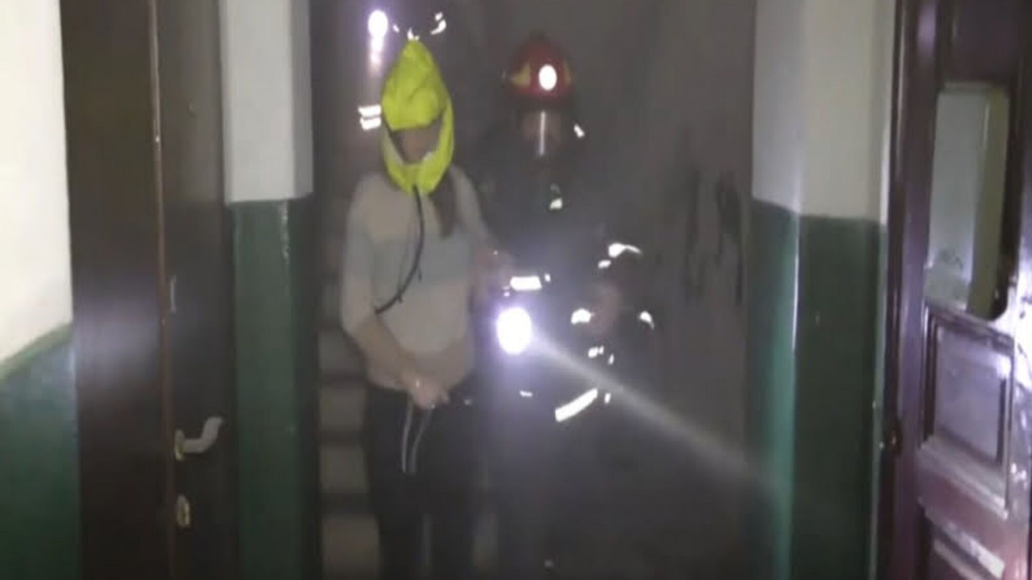 м. Львів: через пожежу в підвалі житлового будинку рятувальники вивели на свіже повітря 3 людей