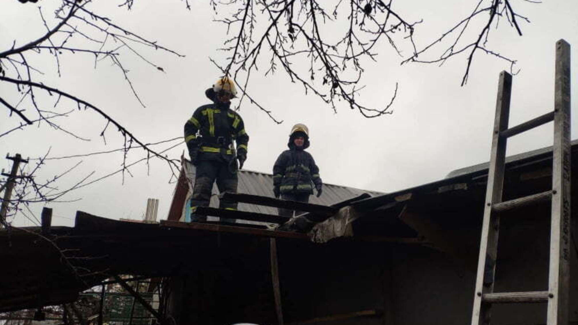 м. Луцьк: рятувальники ліквідували пожежу в гаражі та запобігли вибуху