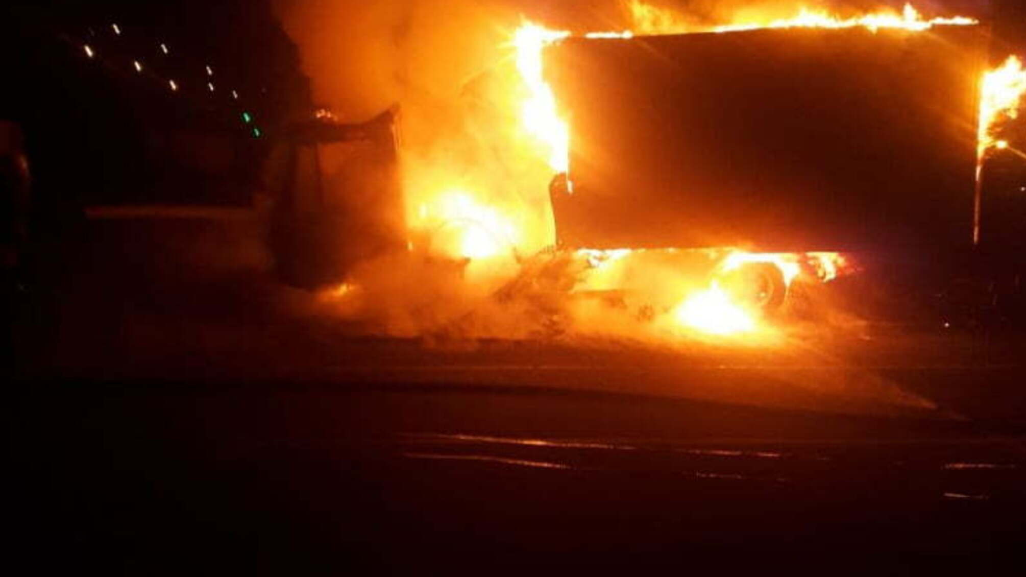 В ніч на 11 січня столичні вогнеборці двічі виїжджали на гасіння палаючих авто (ВІДЕО)