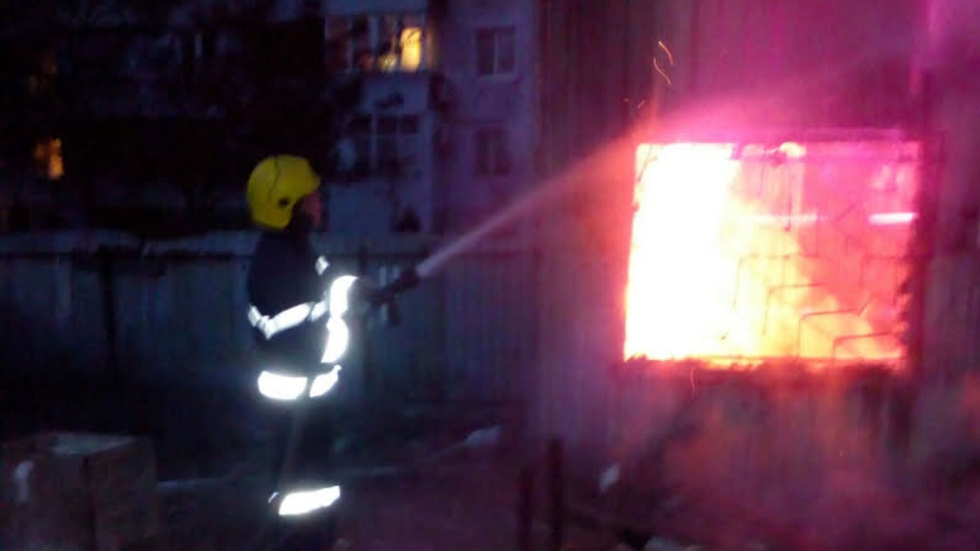 Херсонська область: новокаховські рятувальники гасили палаючий металевий вагончик