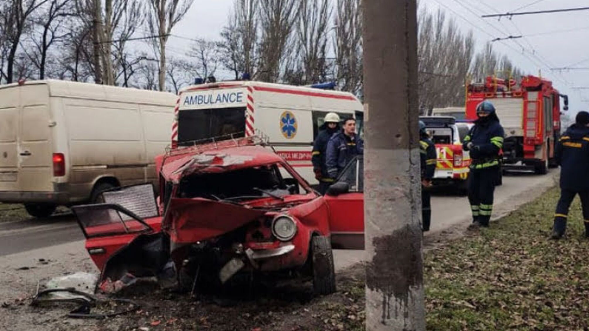 Дніпропетровська область: надзвичайники вивільнили двох постраждалих з металевих конструкцій автомобіля