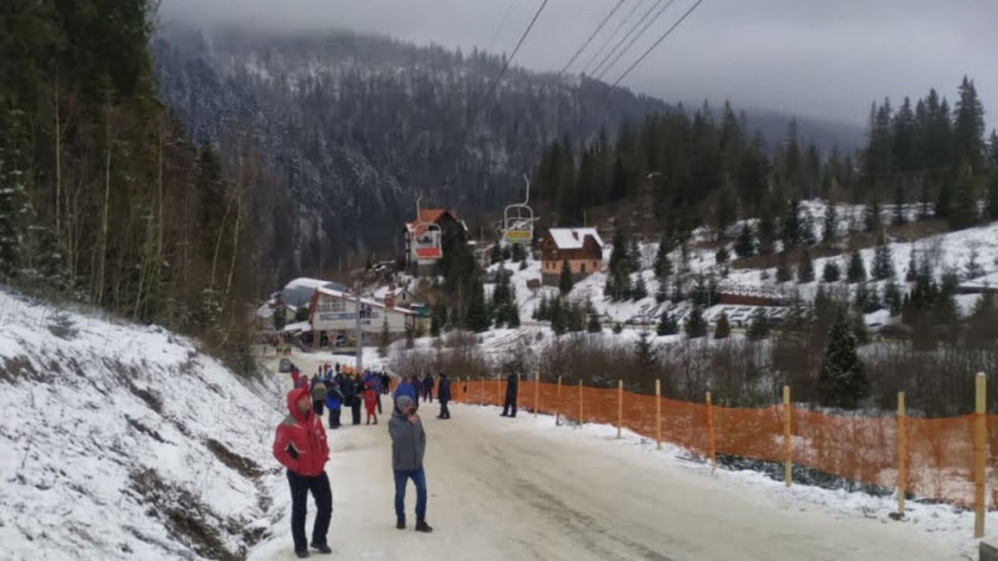 Львівська область: на горі Захар Беркут рятувальники зняли 14 осіб з крісельного підйомника, що зупинився