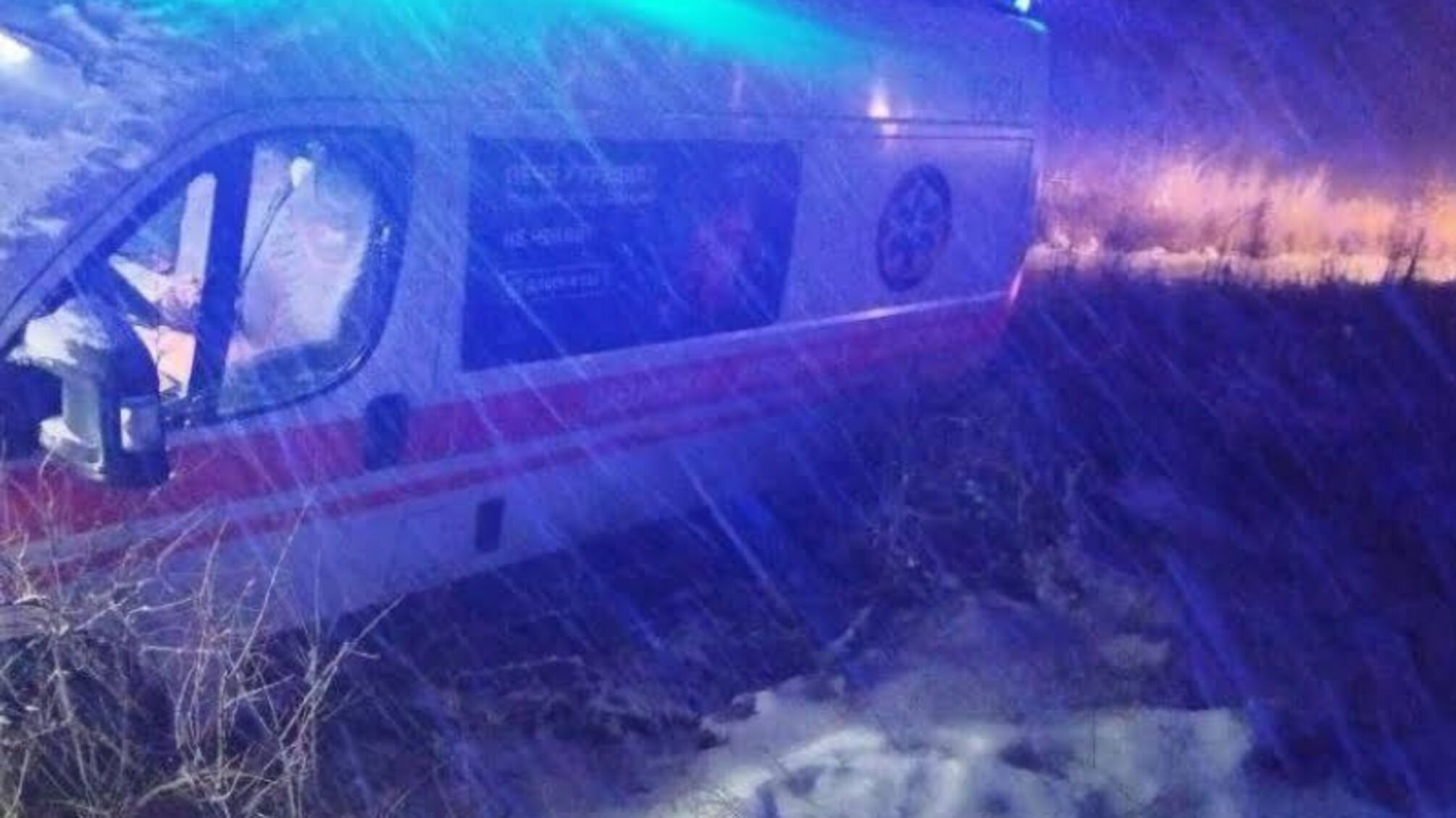 Харківська область: рятувальники допомогли витягти автомобіль швидкої з кювету (ВІДЕО)