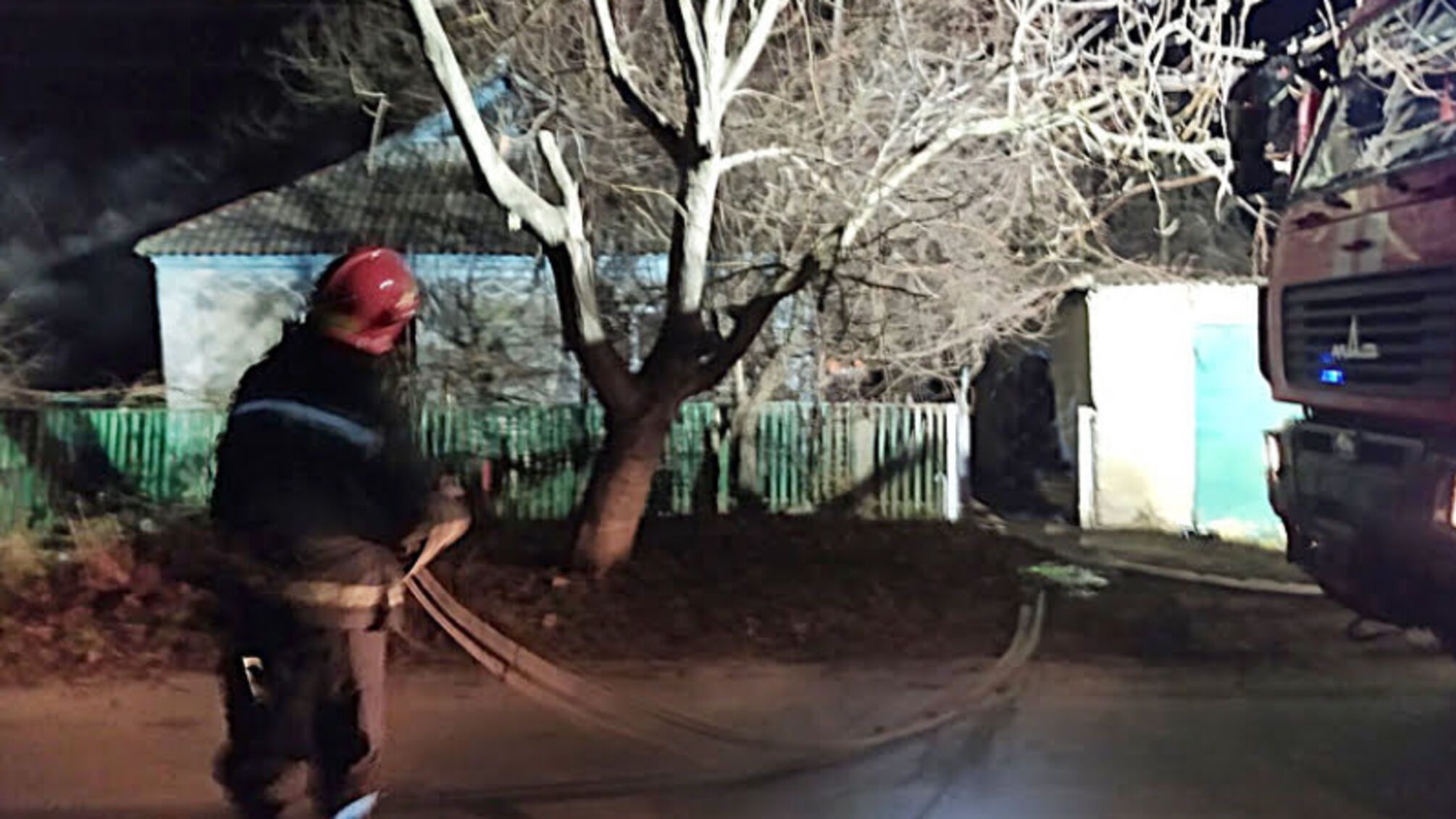 На Хмельниччині під час гасіння пожежі в житловому будинку надзвичайники врятували жінку