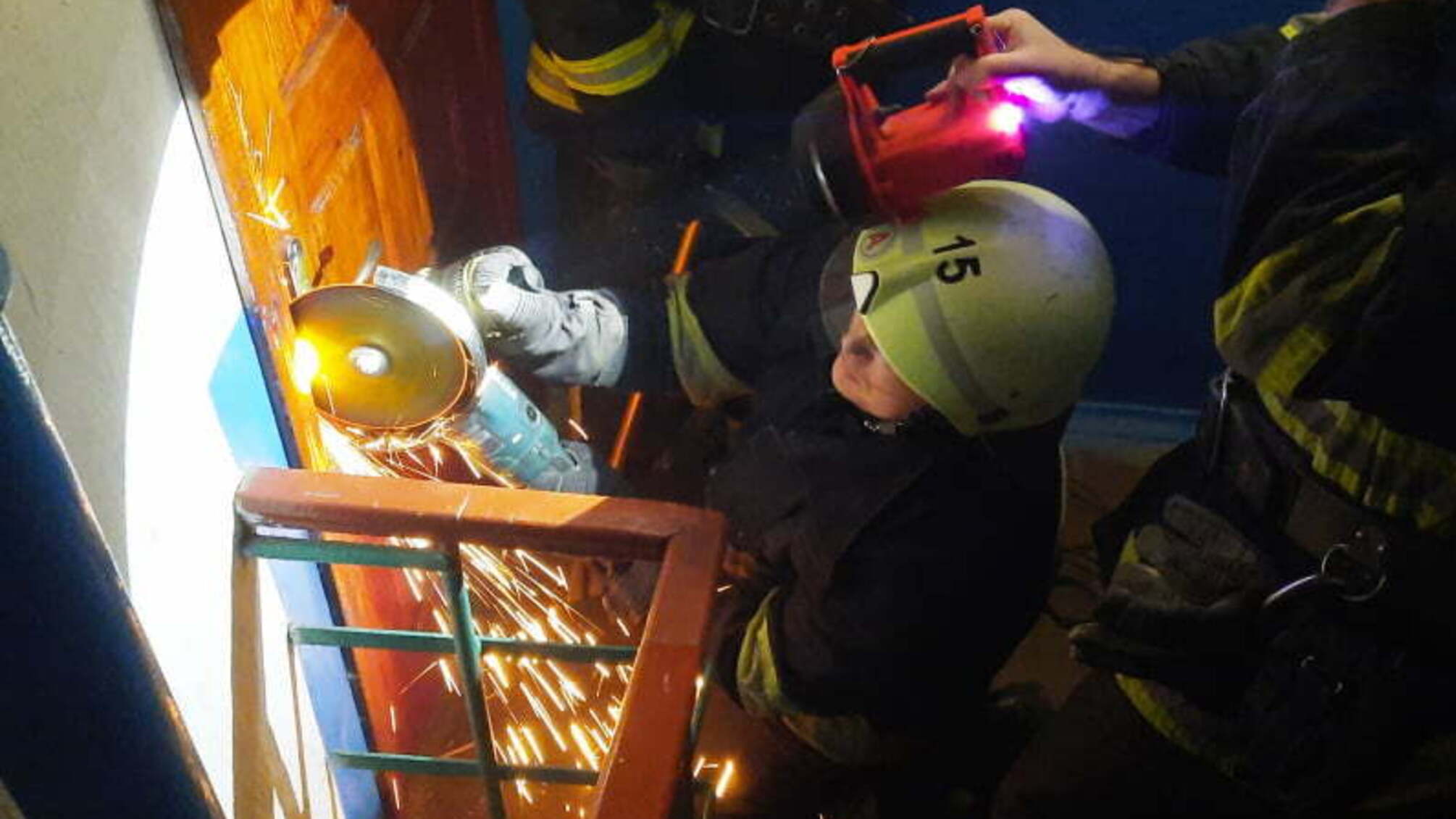 Черкаська область: рятувальники допомогли медикам потрапити до квартири, в якій господиня потребувала медичної допомоги (ВІДЕО)