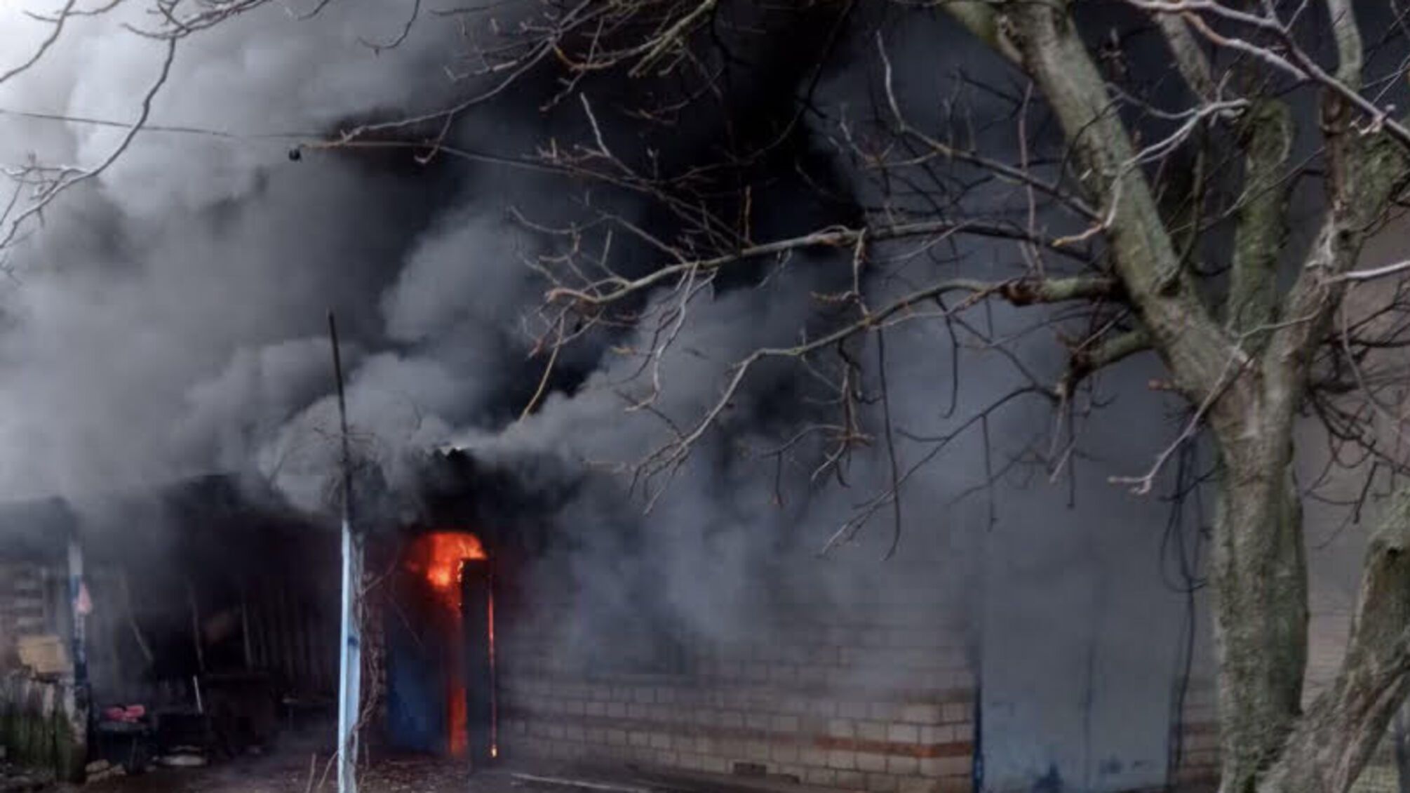Запорізька область: рятувальники ліквідували пожежу у надвірній споруді