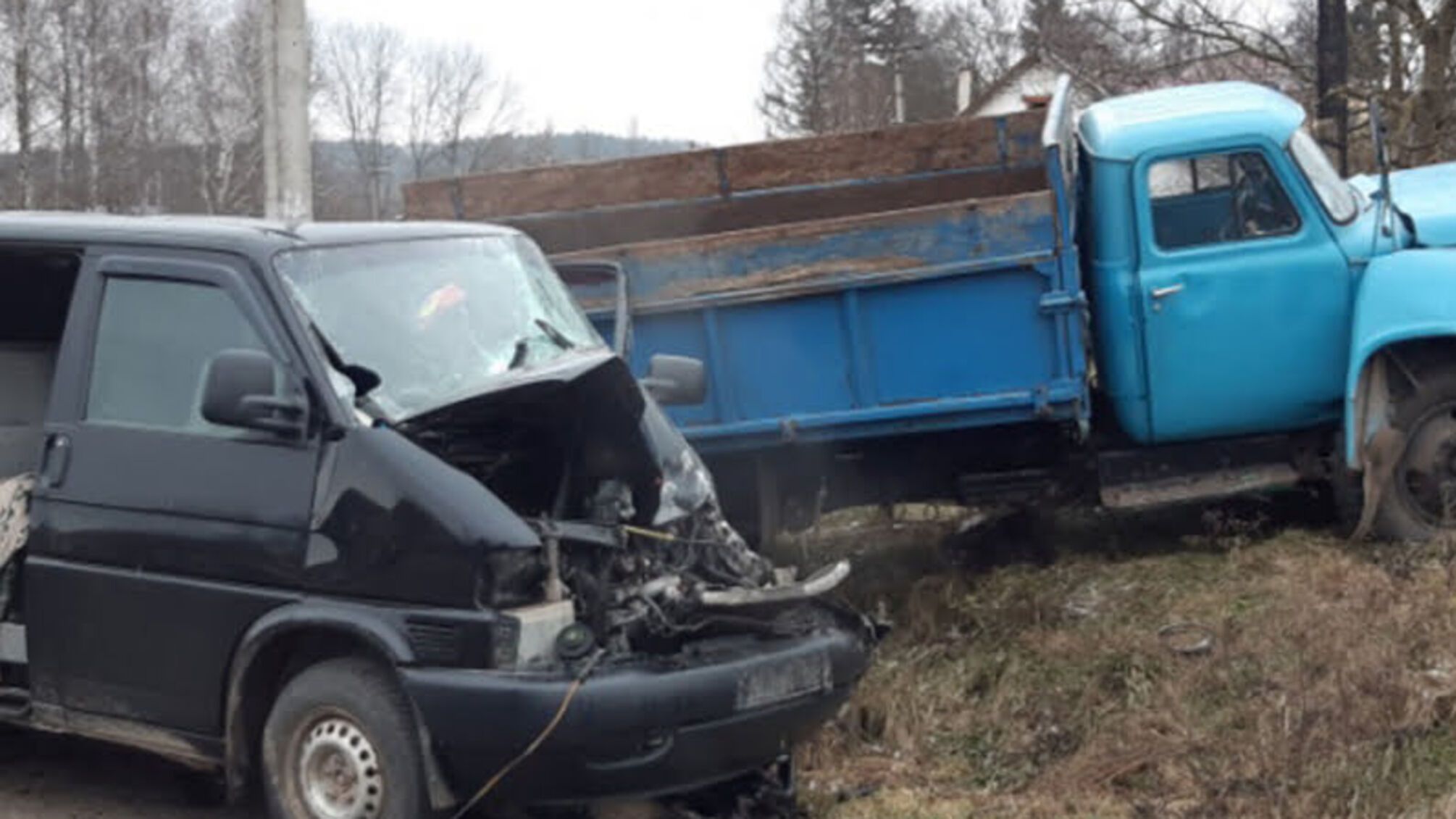 На Хмельниччині внаслідок зіткнення вантажівки та мікроавтобуса травмувалися 4 людини (ВІДЕО)