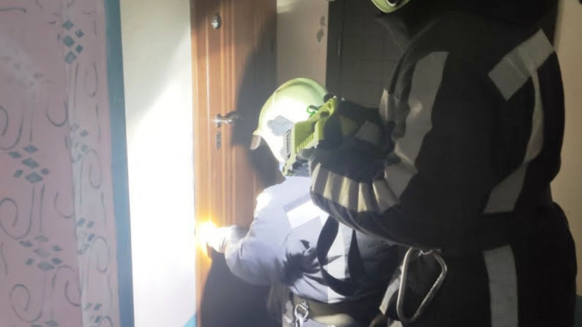 Київська область: рятувальниками деблоковано двері квартири, виявлено тіло жінки