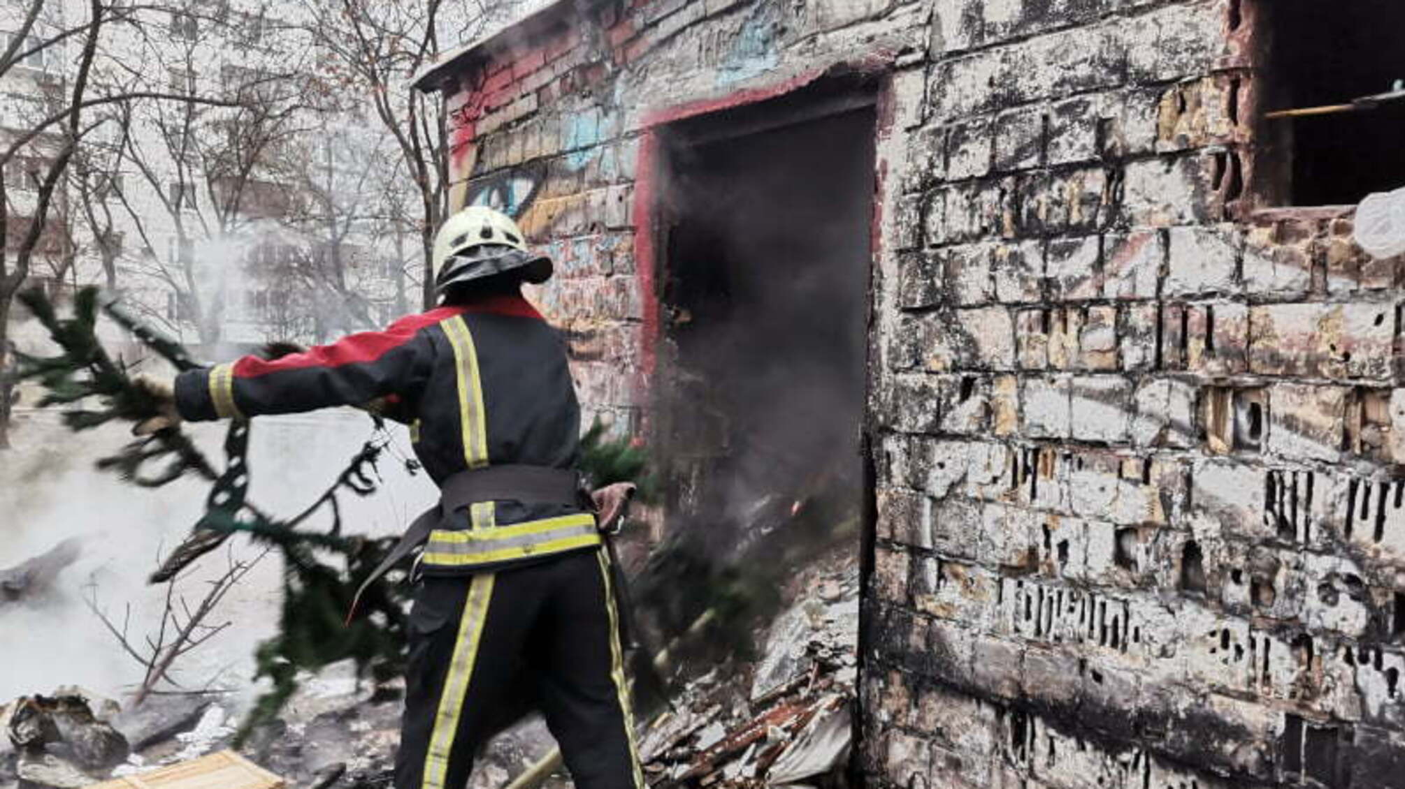 м. Київ: вогнеборці ліквідували пожежу у допоміжній будівлі