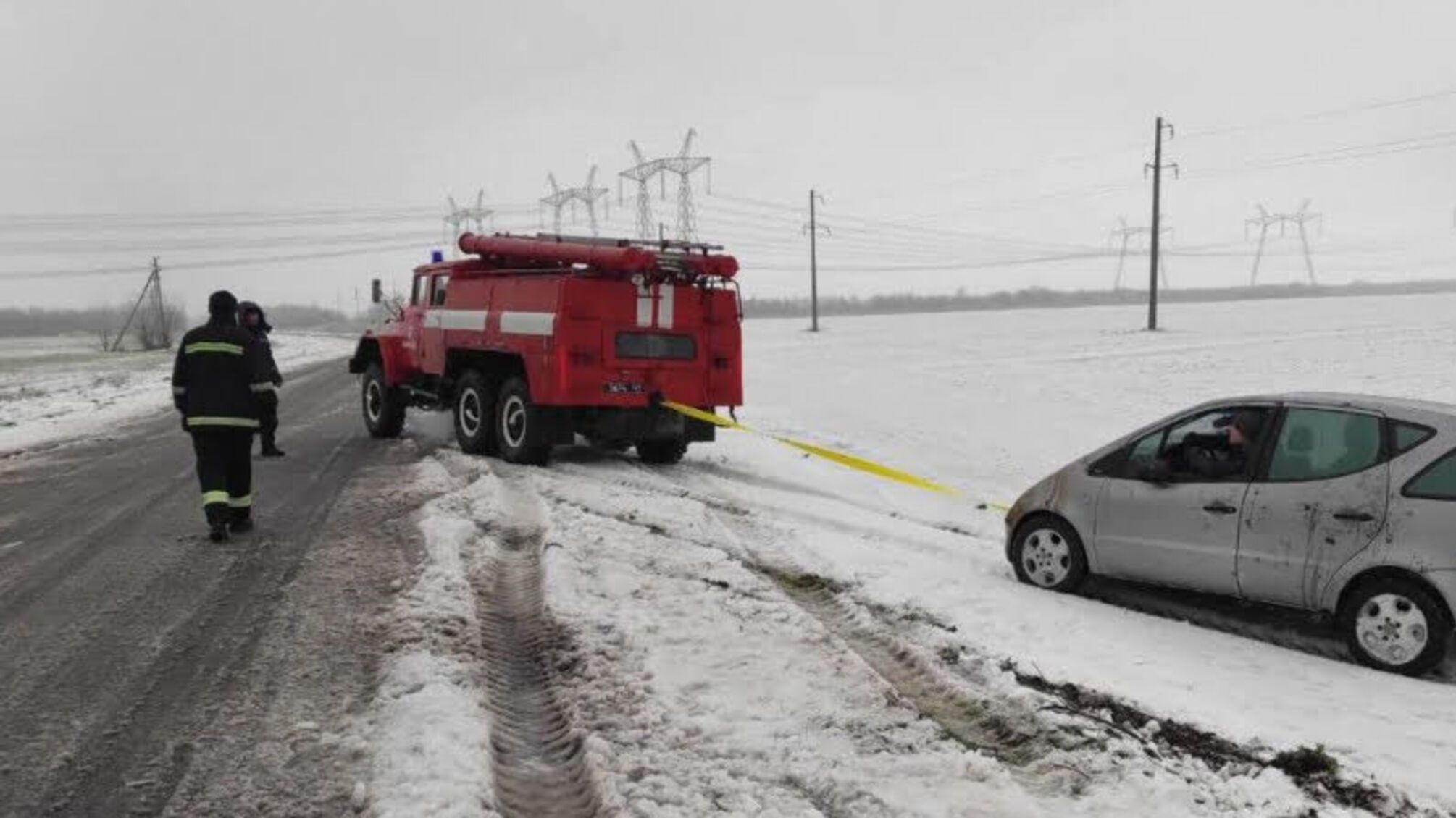 Запорізька область: рятувальники надають допомогу населенню через ускладнення погодних умов